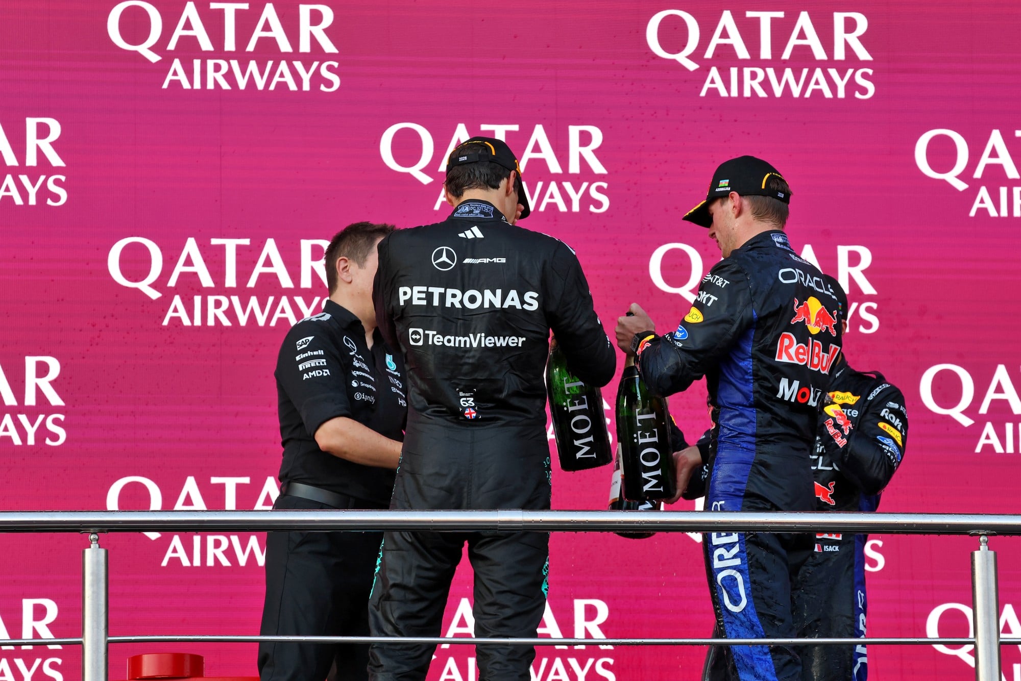 F1: Confira as fotos do GP do Azerbaijão 2026 Race winner George Russell (GBR) Mercedes AMG Formula One Team celebrates on the podium with second placed Max Verstappen (NLD) Red Bull Racing.