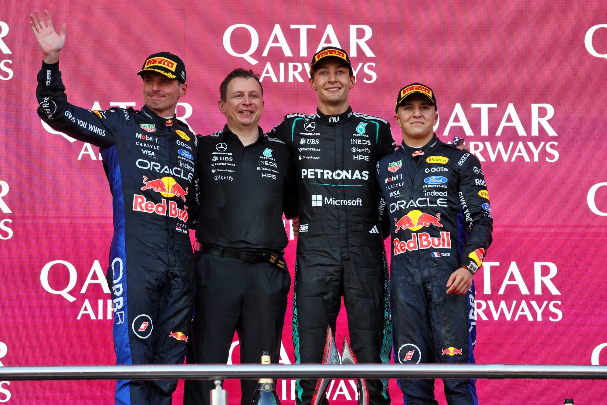 F1: Dirigente da Mercedes comenta disputa entre Russell e Verstappen The podium (L to R): Max Verstappen (NLD) Red Bull Racing, second; Chris Nelson (GBR) Mercedes AMG F1 Formula One Team F1 Trackside Control Systems Engineer; George Russell (GBR) Mercedes AMG Formula One Team, second; Isack Hadjar (FRA) Red Bull Racing, third .