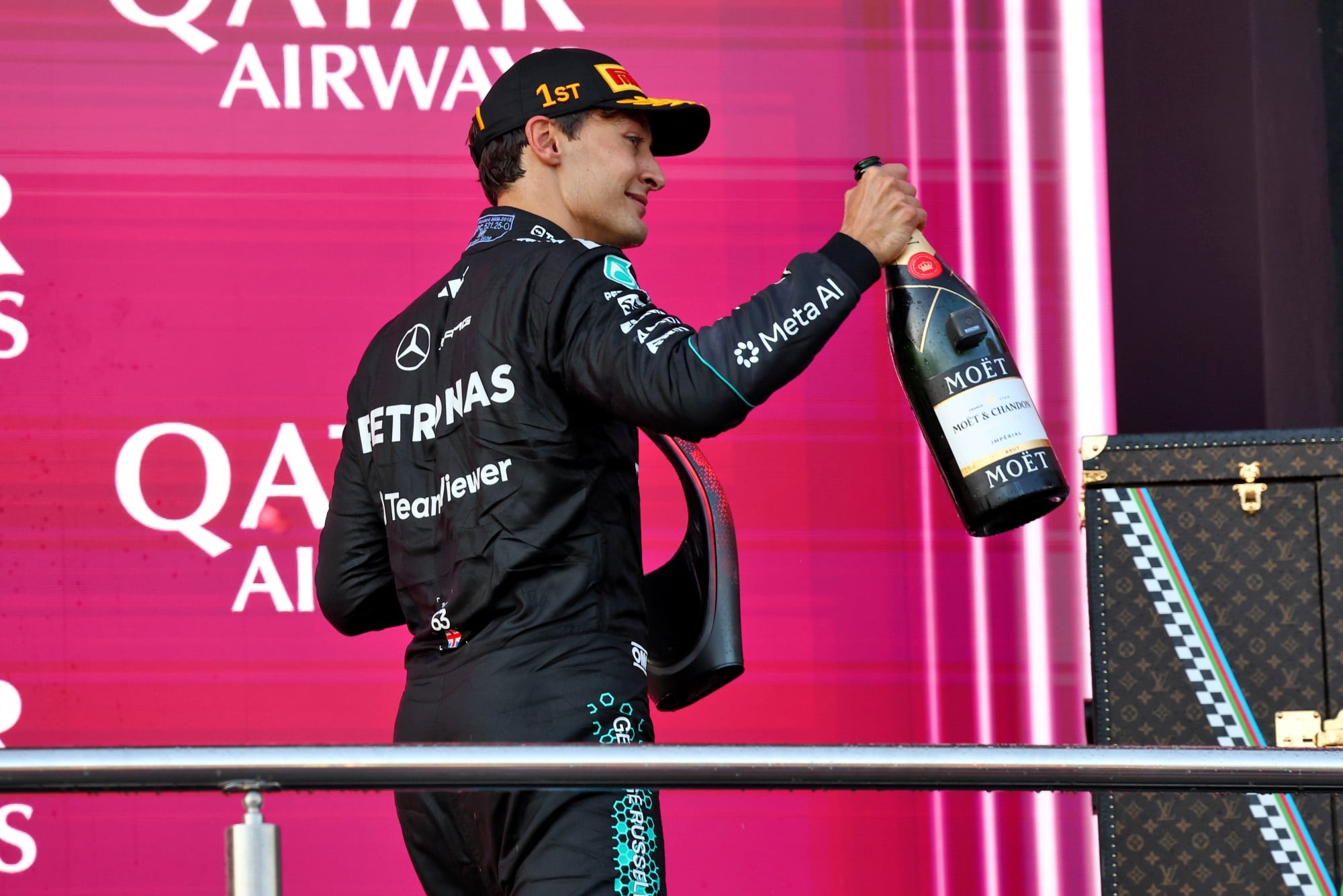 F1: Confira as fotos do GP do Azerbaijão 2026 Race winner George Russell (GBR) Mercedes AMG Formula One Team celebrates on the podium.