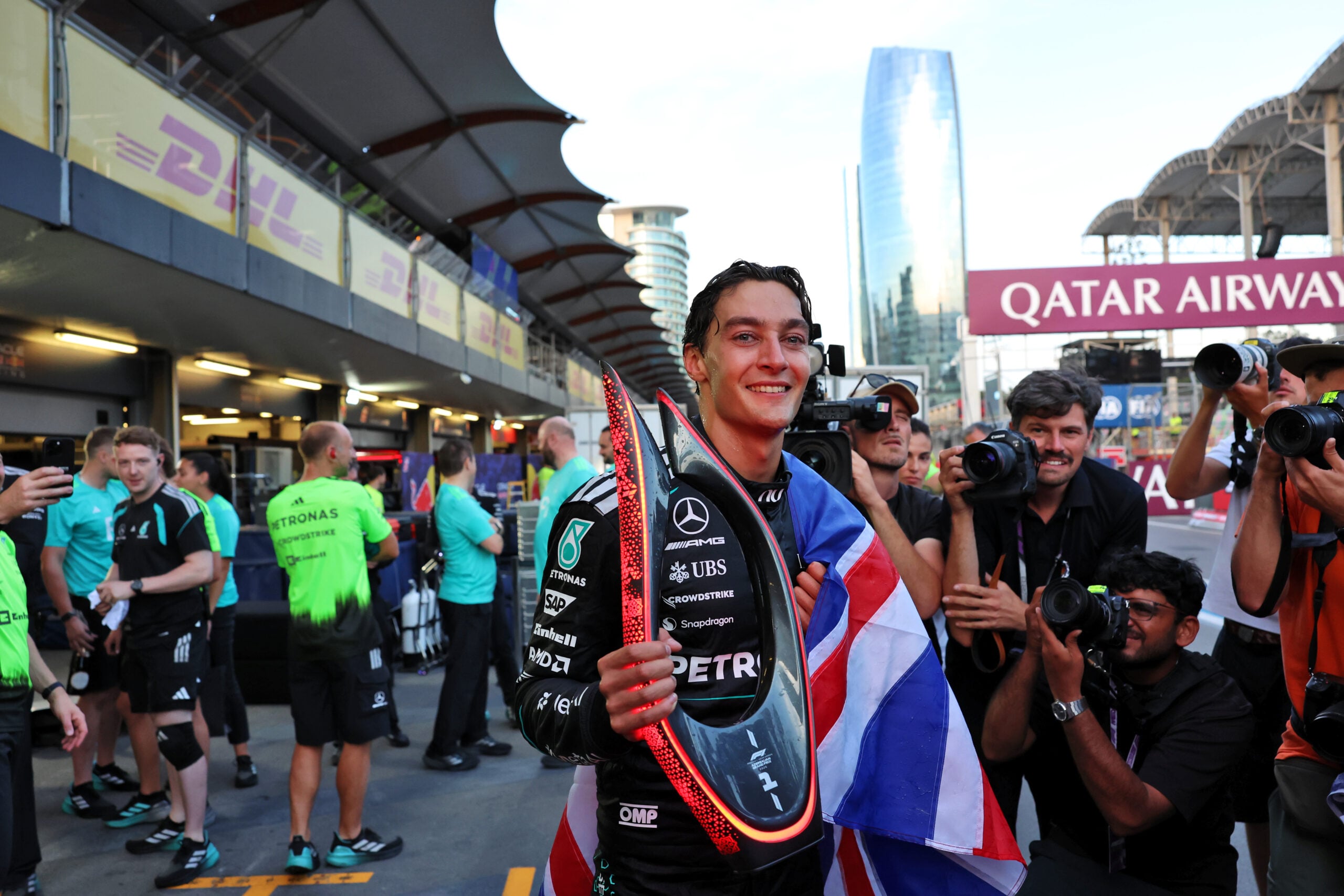 Análise: Efeito borboleta marca um GP do Azerbaijão cheio de consequências na F1 Race winner George Russell (GBR) Mercedes AMG Formula One Team celebrates with the team.