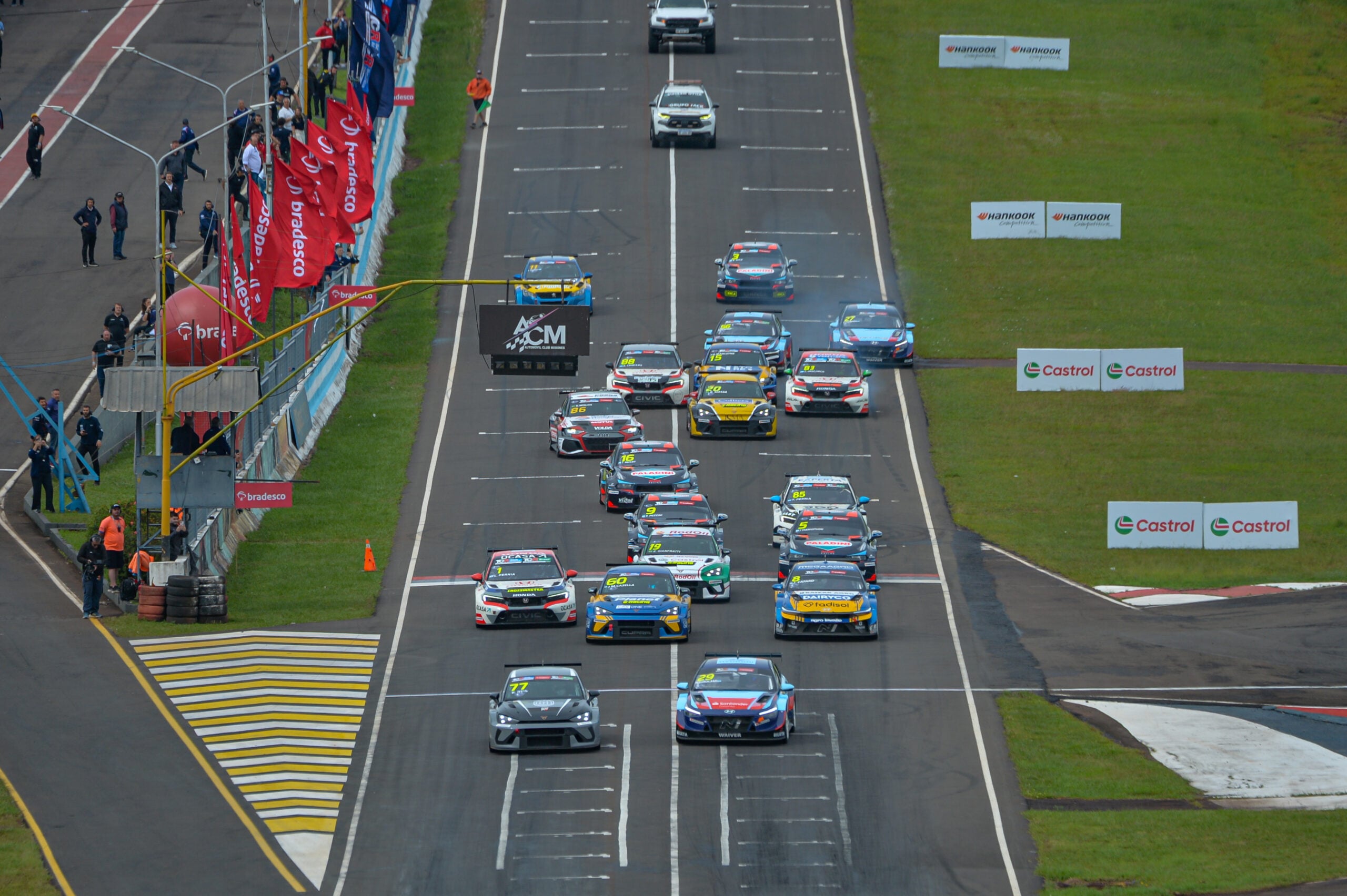 Girolami escala pelotão e vence a 100ª prova da história do TCR South America Girolami escala pelotão e vence a 100ª prova da história do TCR South America