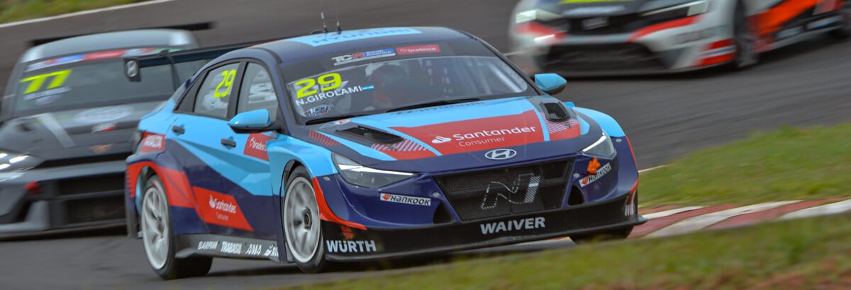 Girolami escala pelotão e vence a 100ª prova da história do TCR South America Girolami escala pelotão e vence a 100ª prova da história do TCR South America