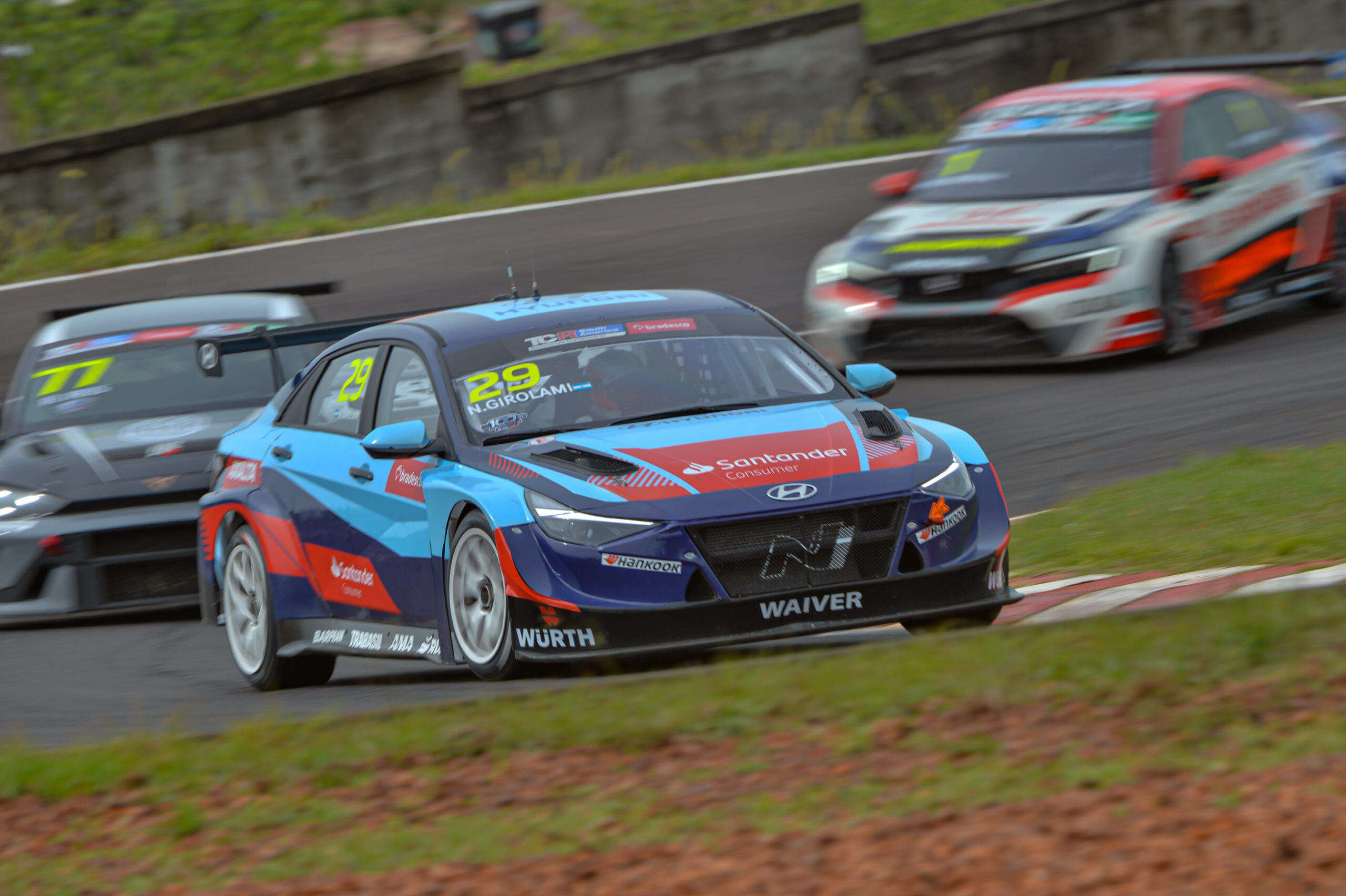 Girolami escala pelotão e vence a 100ª prova da história do TCR South America