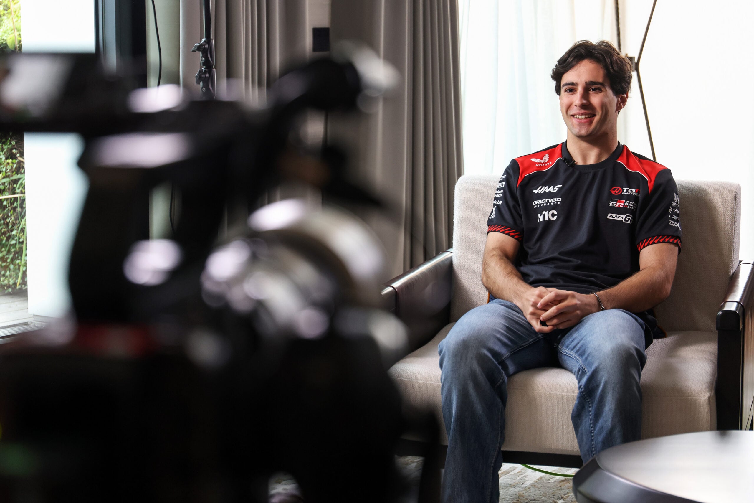 F1: Veja primeiras imagens de Rafael Câmara vestindo uniforme da Haas LONDON, ENGLAND - OCTOBER 15: Rafael Camara of Brazil and Haas F1 is interviewed at Mandarin Oriental Mayfair on October 15, 2026 in London, England. (Photo by Charlie Crowhurst/Getty Images)