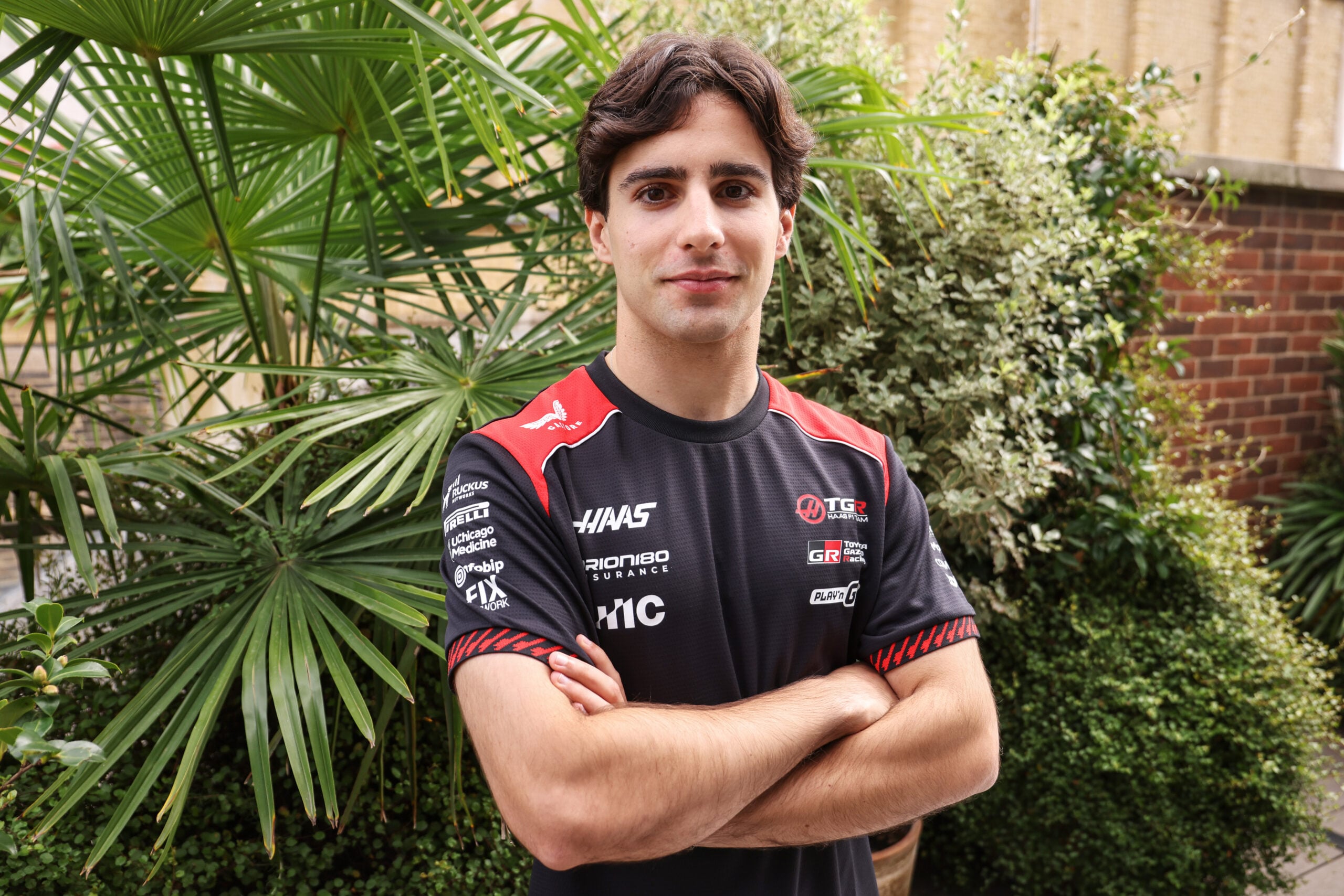 F1: Com anúncio de Rafael Câmara, confira como está o grid para 2027 LONDON, ENGLAND - OCTOBER 15: Rafael Camara of Brazil and Haas F1 poses for a portrait at Mandarin Oriental Mayfair on October 15, 2026 in London, England. (Photo by Charlie Crowhurst/Getty Images)