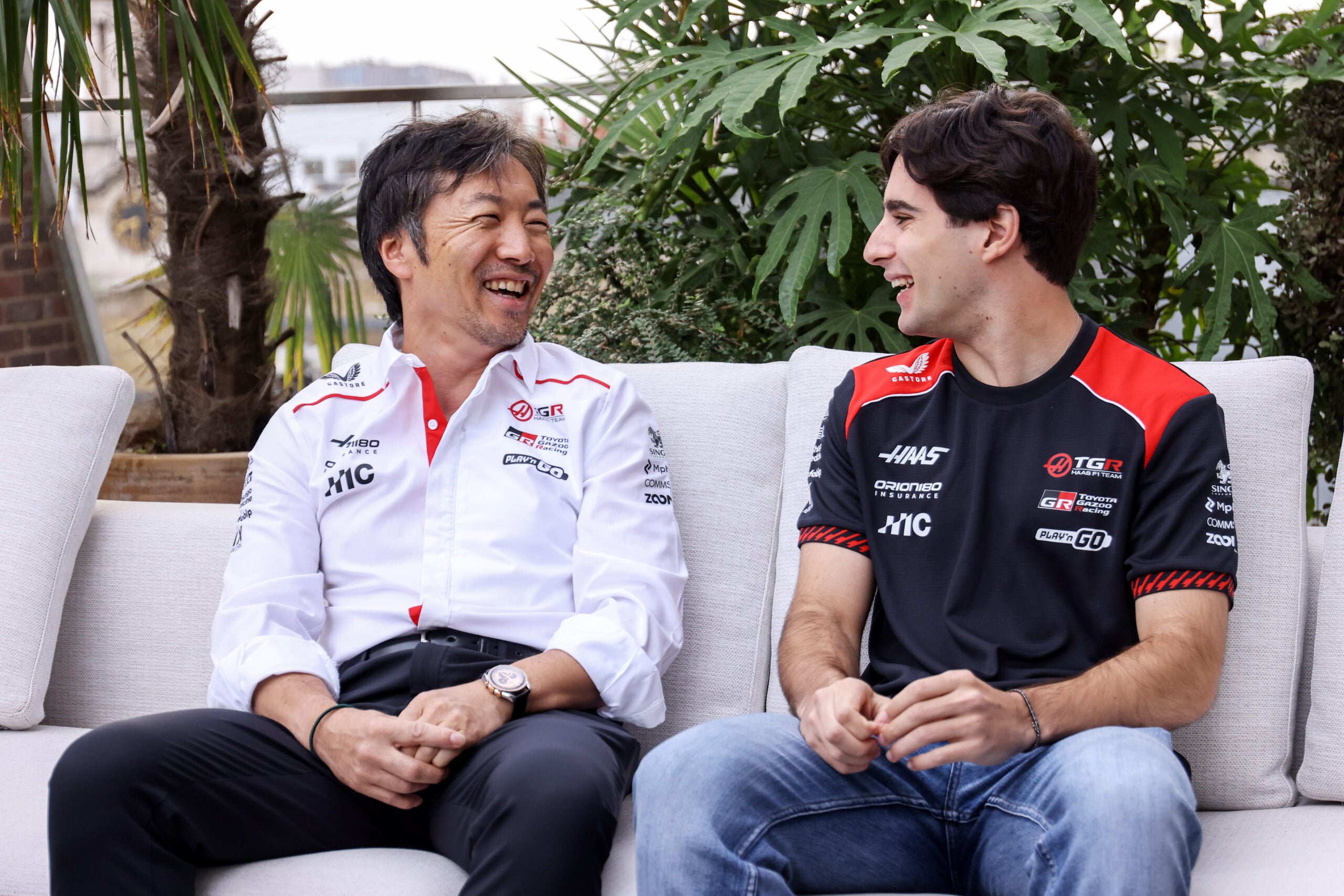 F1: Haas confirma rumores e anuncia brasileiro Rafael Câmara para 2027 LONDON, ENGLAND - OCTOBER 15: Ayao Komatsu, Team Principal of Haas F1 and Rafael Camara of Brazil and Haas F1 share a laugh at Mandarin Oriental Mayfair on October 15, 2026 in London, England. (Photo by Charlie Crowhurst/Getty Images)