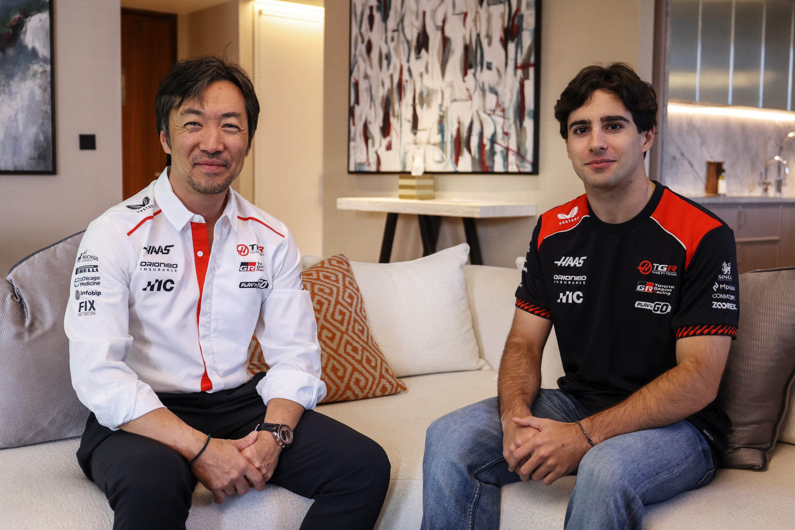 F1: Veja primeiras imagens de Rafael Câmara vestindo uniforme da Haas LONDON, ENGLAND - OCTOBER 15: Ayao Komatsu, Team Principal of Haas F1 and Rafael Camara of Brazil and Haas F1 pose for a photo at Mandarin Oriental Mayfair on October 15, 2026 in London, England. (Photo by Charlie Crowhurst/Getty Images)