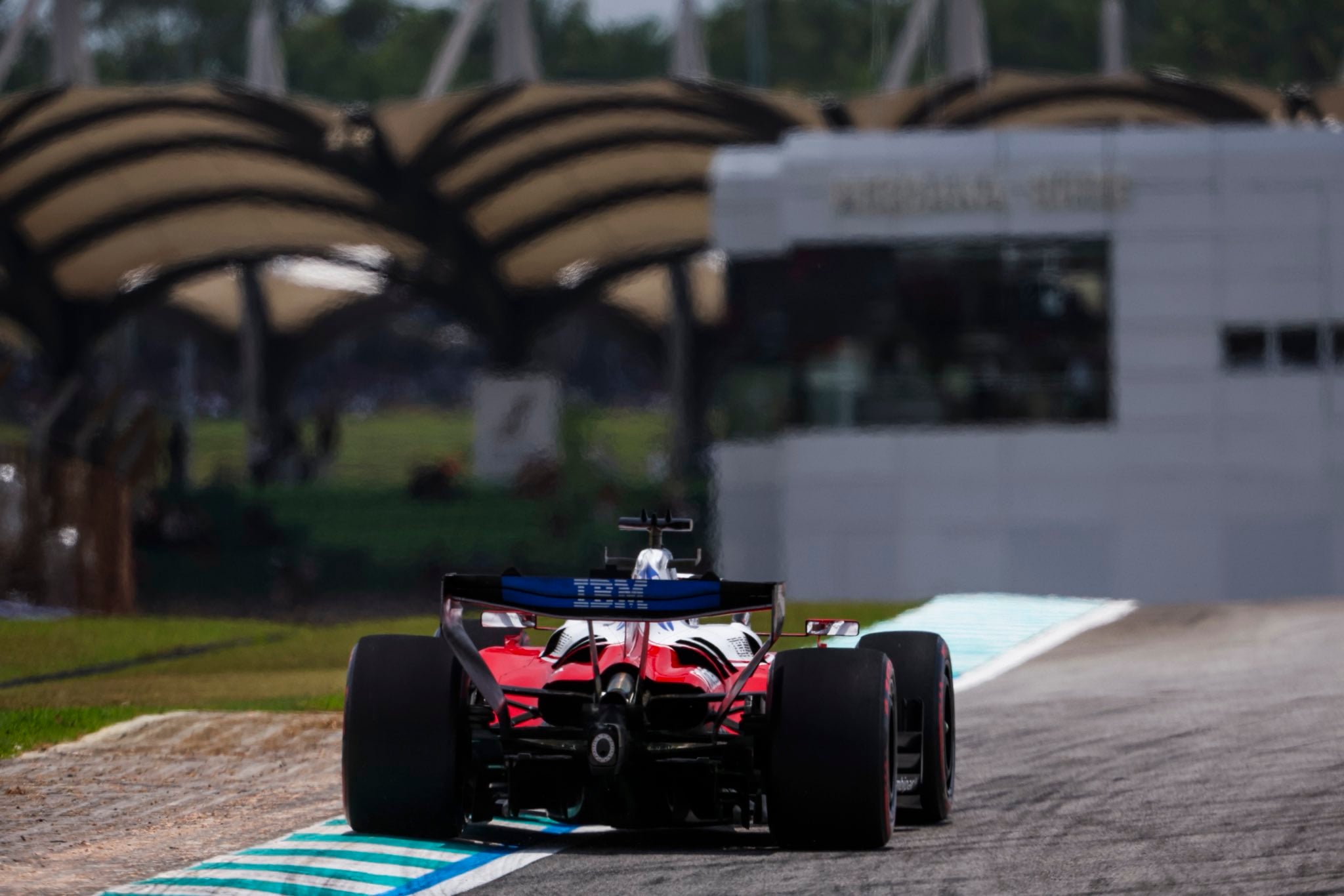F1: Leclerc anota melhor tempo do TL2 do GP do Bahrein na Malásia; Bortoleto para na pista