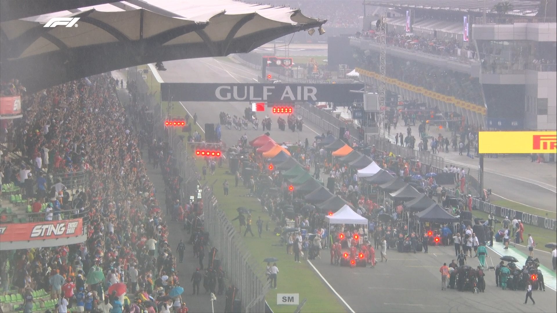 Chuva forte em Sepang altera cenário de largada na Fórmula 1
