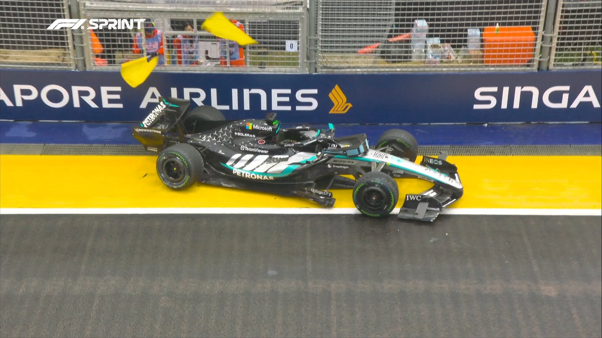 F1: Russell bate forte no início da corrida Sprint e abandona enquanto liderava em Singapura