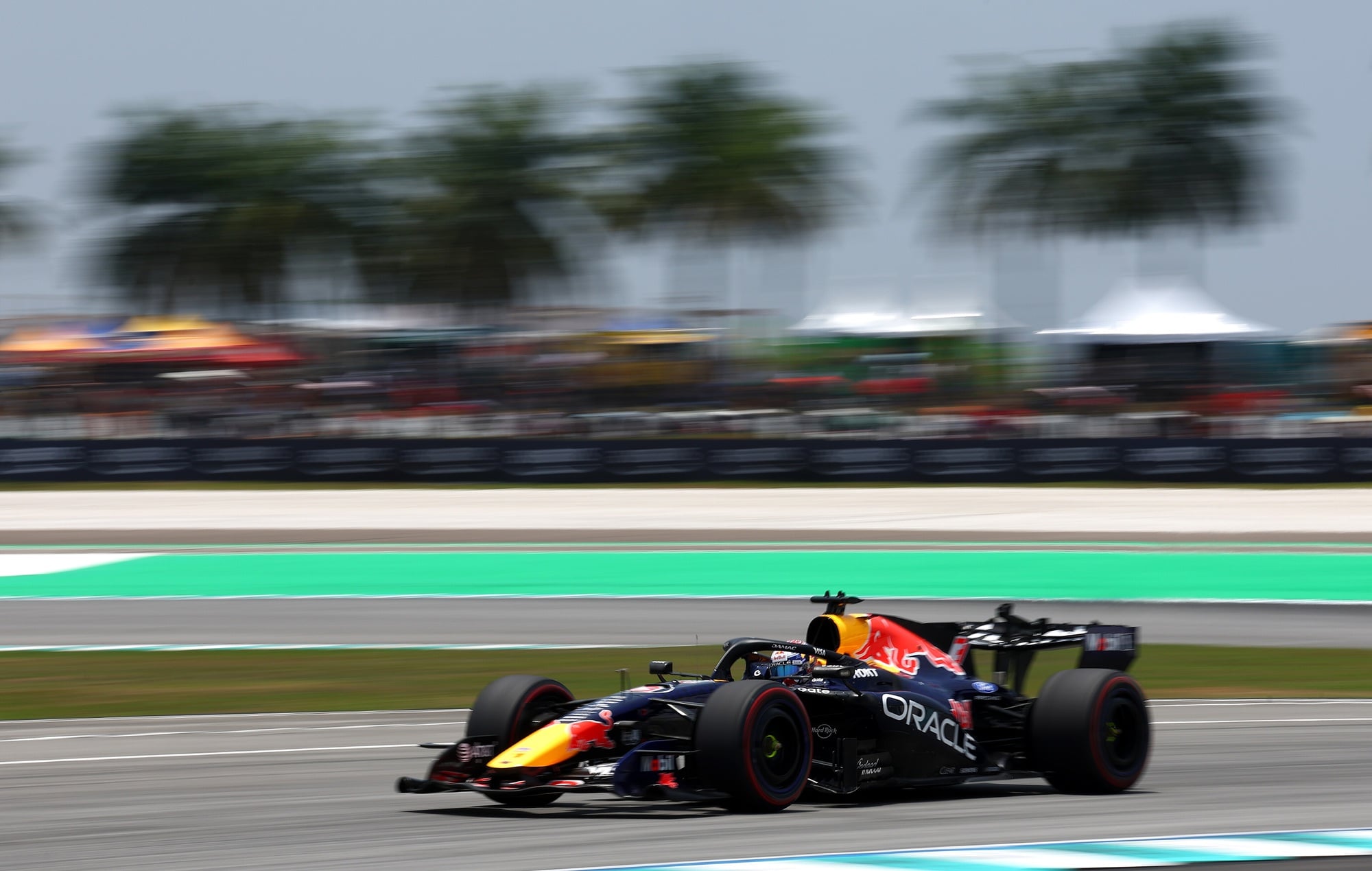 F1: Red Bull começa forte na Malásia, mas vê desafio com pneus