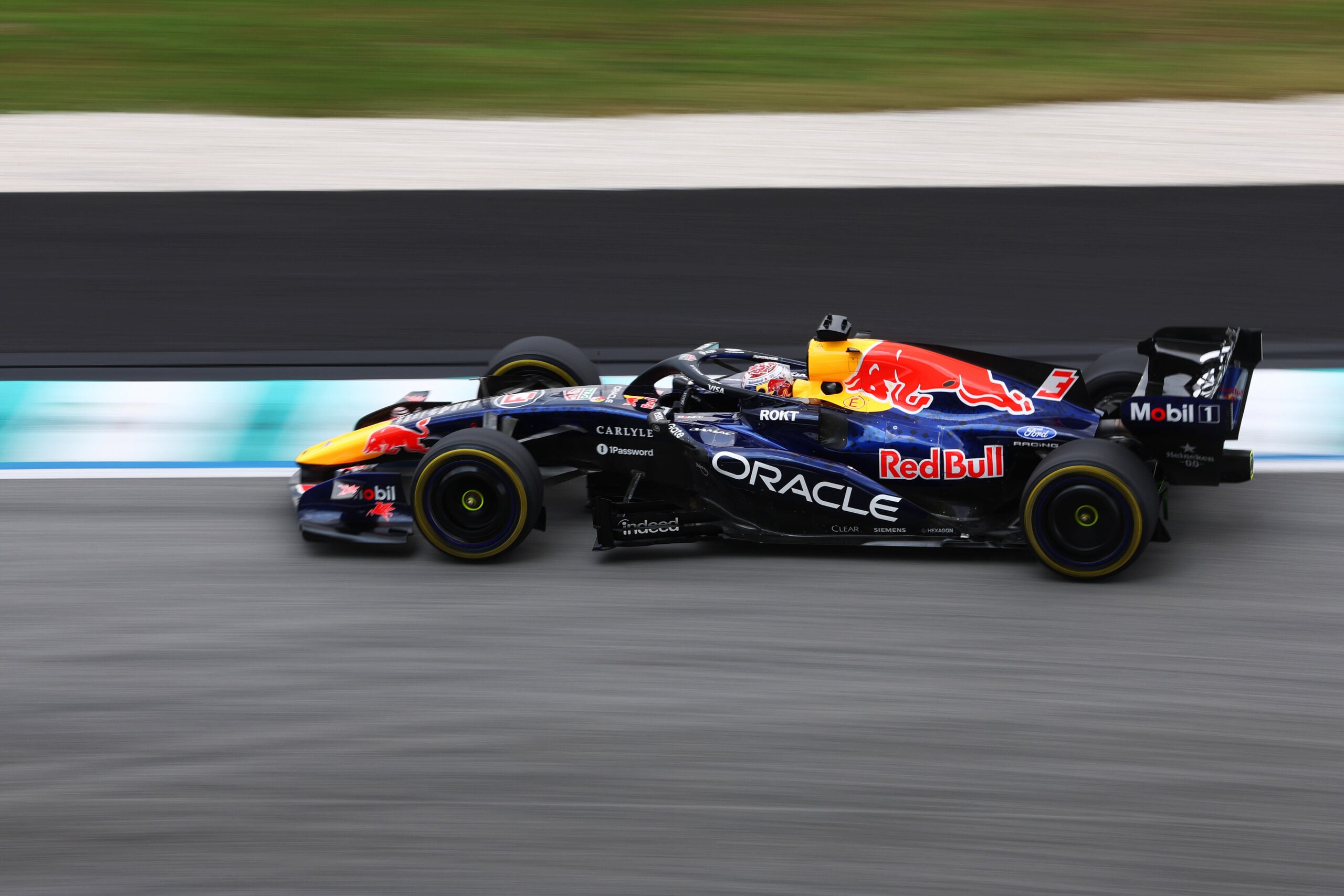F1: Verstappen volta a criticar motores e dá solução para definir tempos de volta F1: Verstappen volta a criticar motores e dá solução para definir tempos de volta