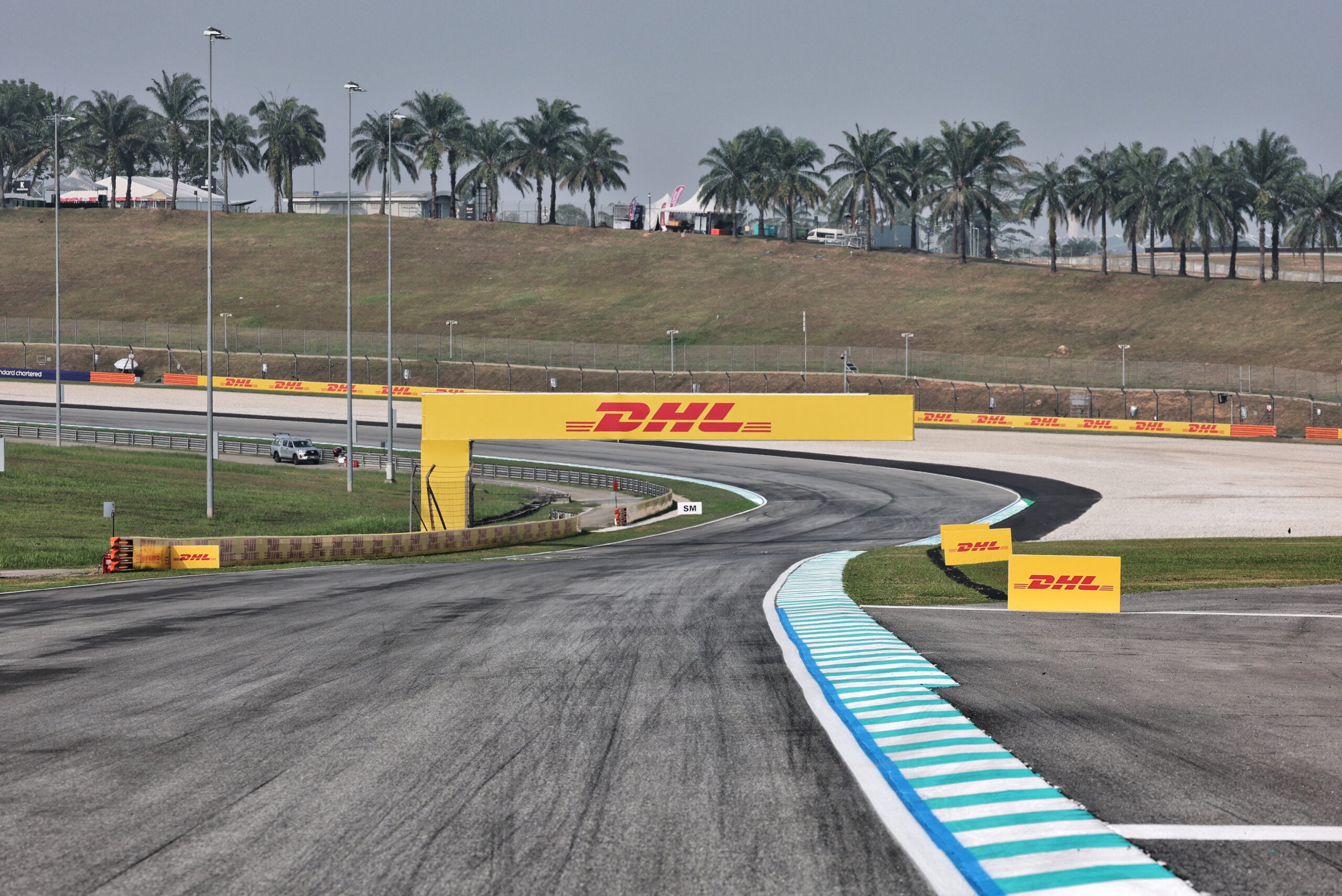 F1: Malásia pode tentar voltar ao calendário após público recorde em 2026 Circuit atmosphere - track detail.
