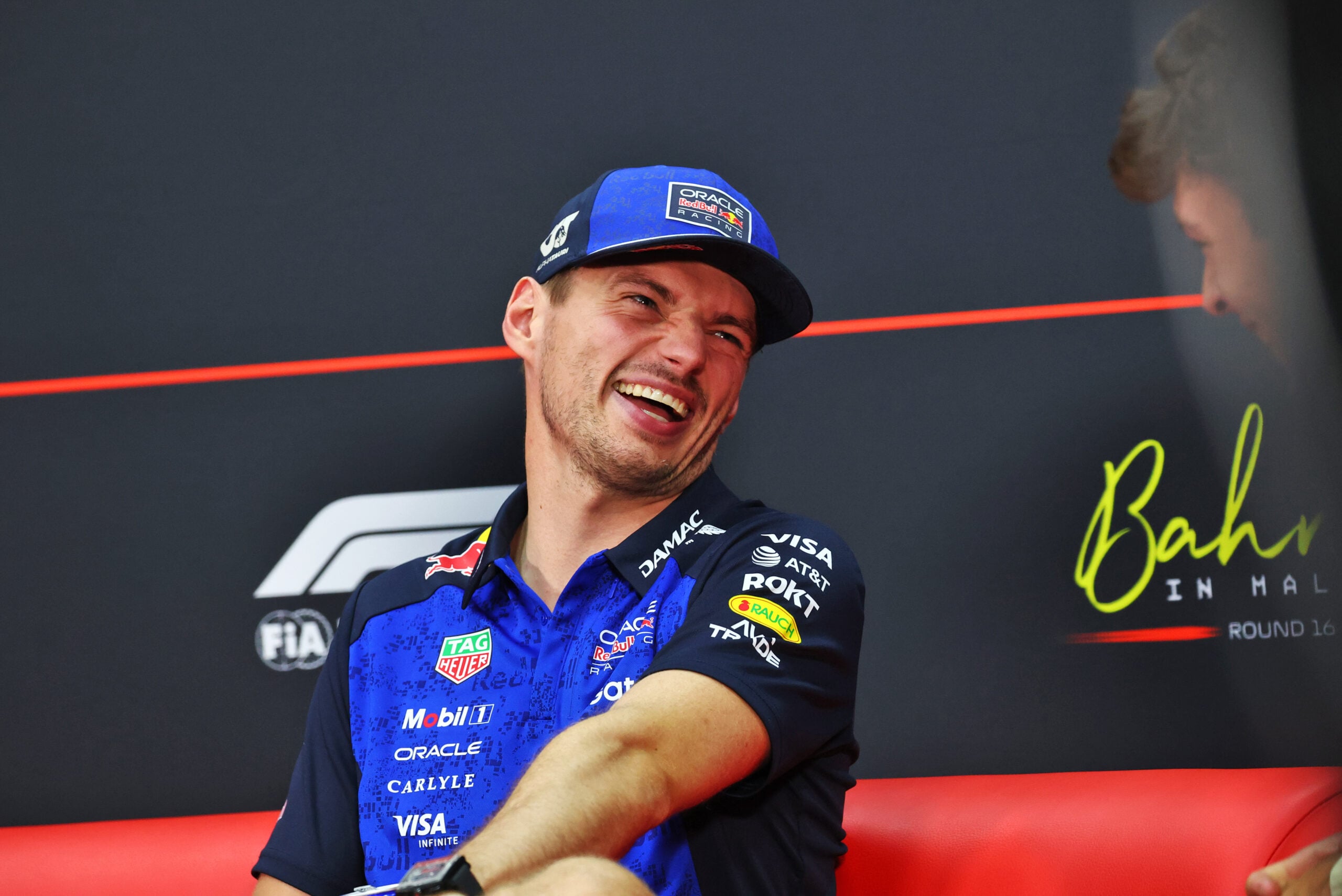 F1: Verstappen provoca Russell e sugere sauna para aguentar calor (L to R): Max Verstappen (NLD) Red Bull Racing and Oliver Bearman (GBR) Haas F1 Team in the FIA Press Conference.