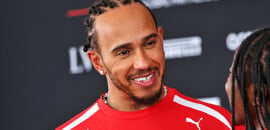 F1: Hamilton rebate chamada da Ferrari para troca de pneu slick no início do GP do Bahrein