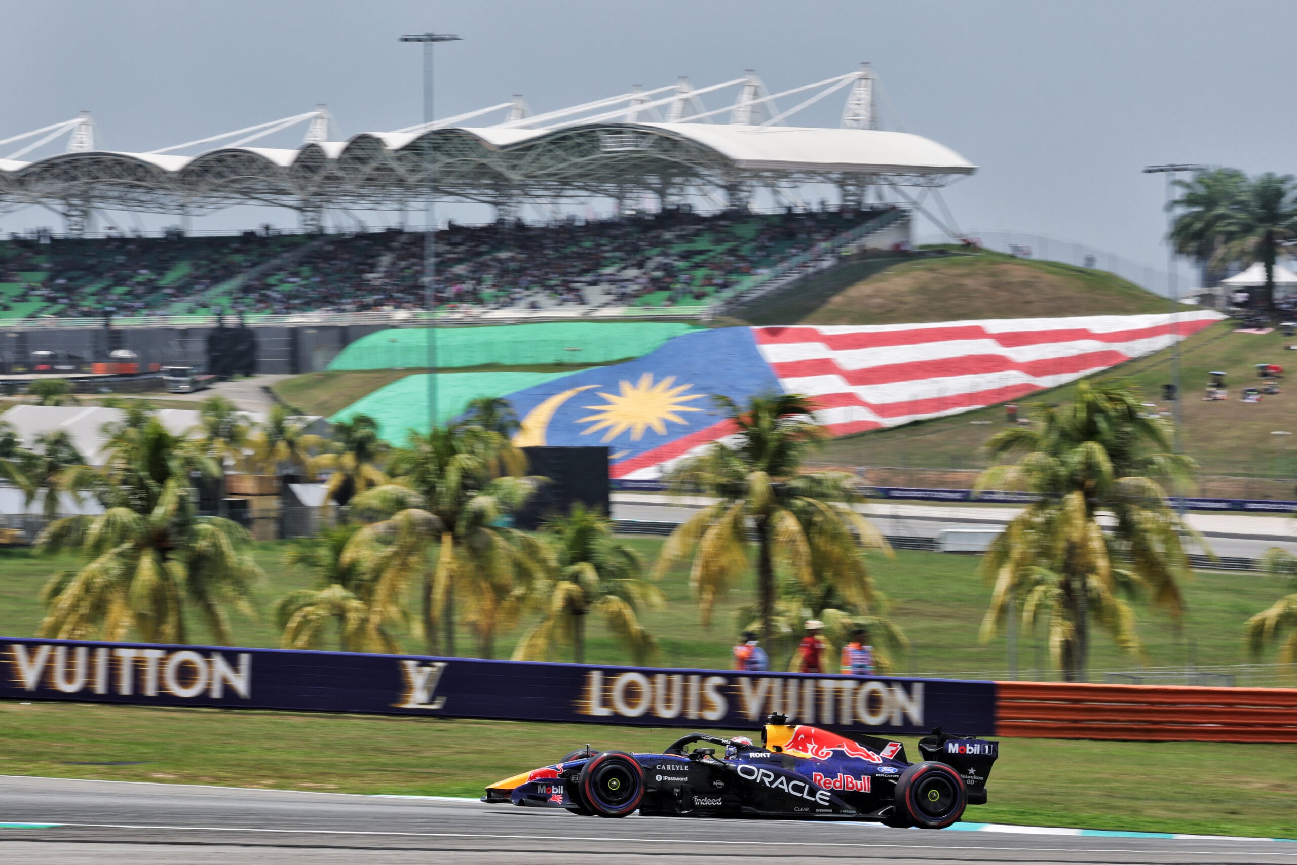 F1: Veja as melhores fotos da sexta-feira em Sepang Max Verstappen (NLD) Red Bull Racing RB22.