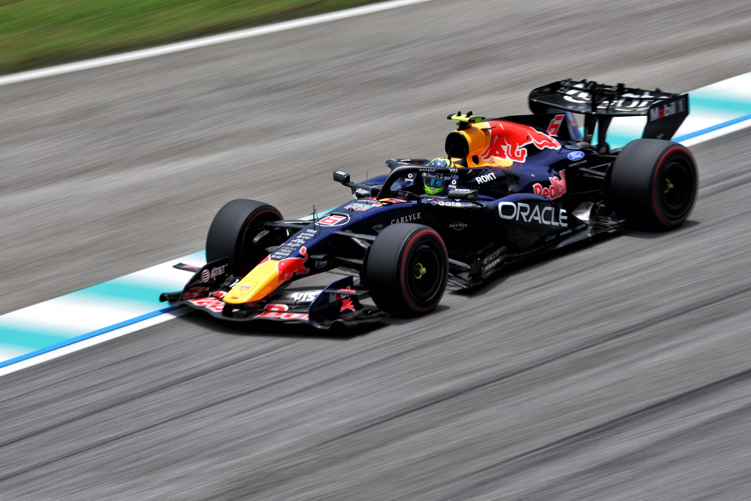 F1: Red Bull começa forte na Malásia, mas vê desafio com pneus Isack Hadjar (FRA) Red Bull Racing RB22.