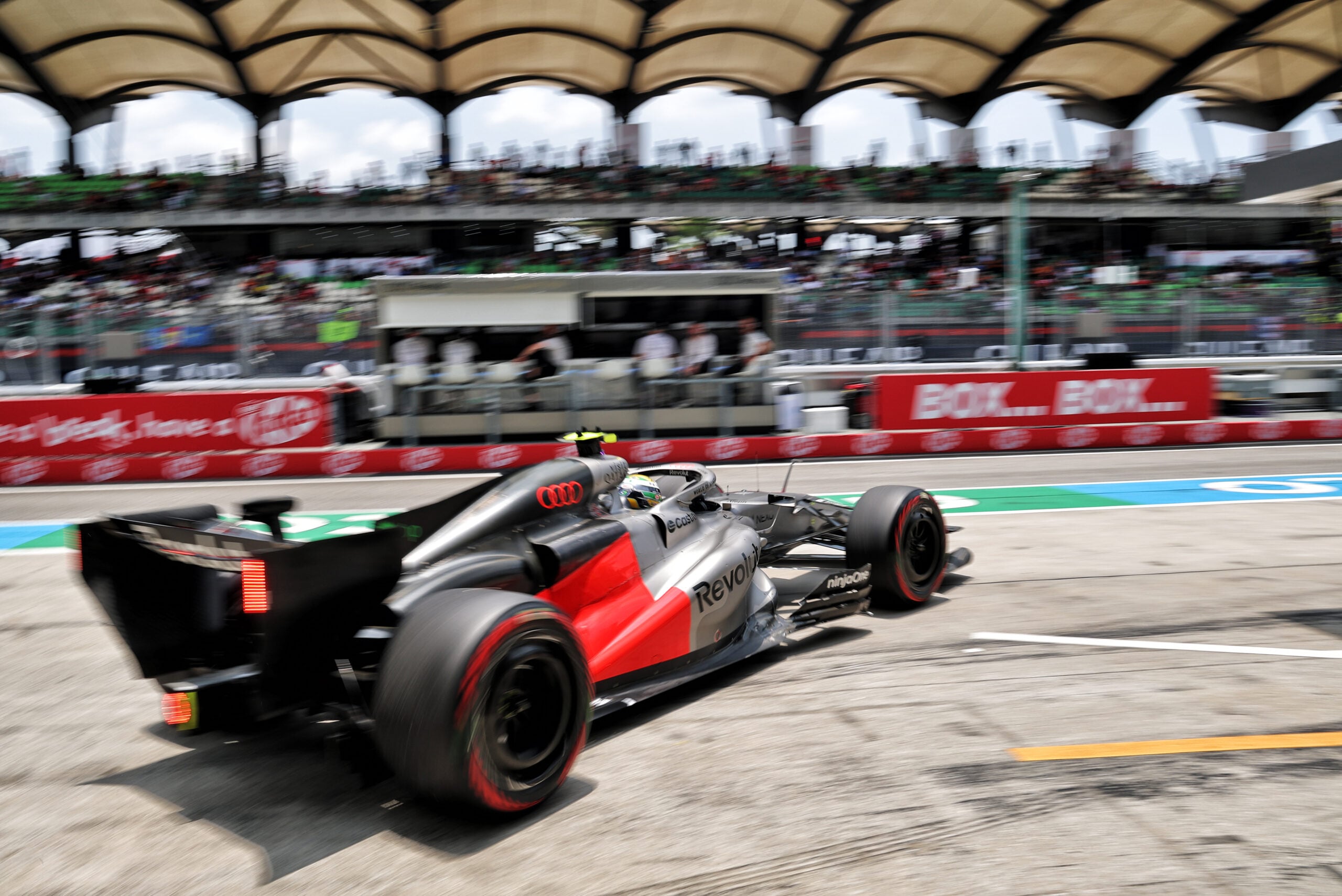 Gabriel Bortoleto (BRA) Audi F1 Team R26 leaves the pits.