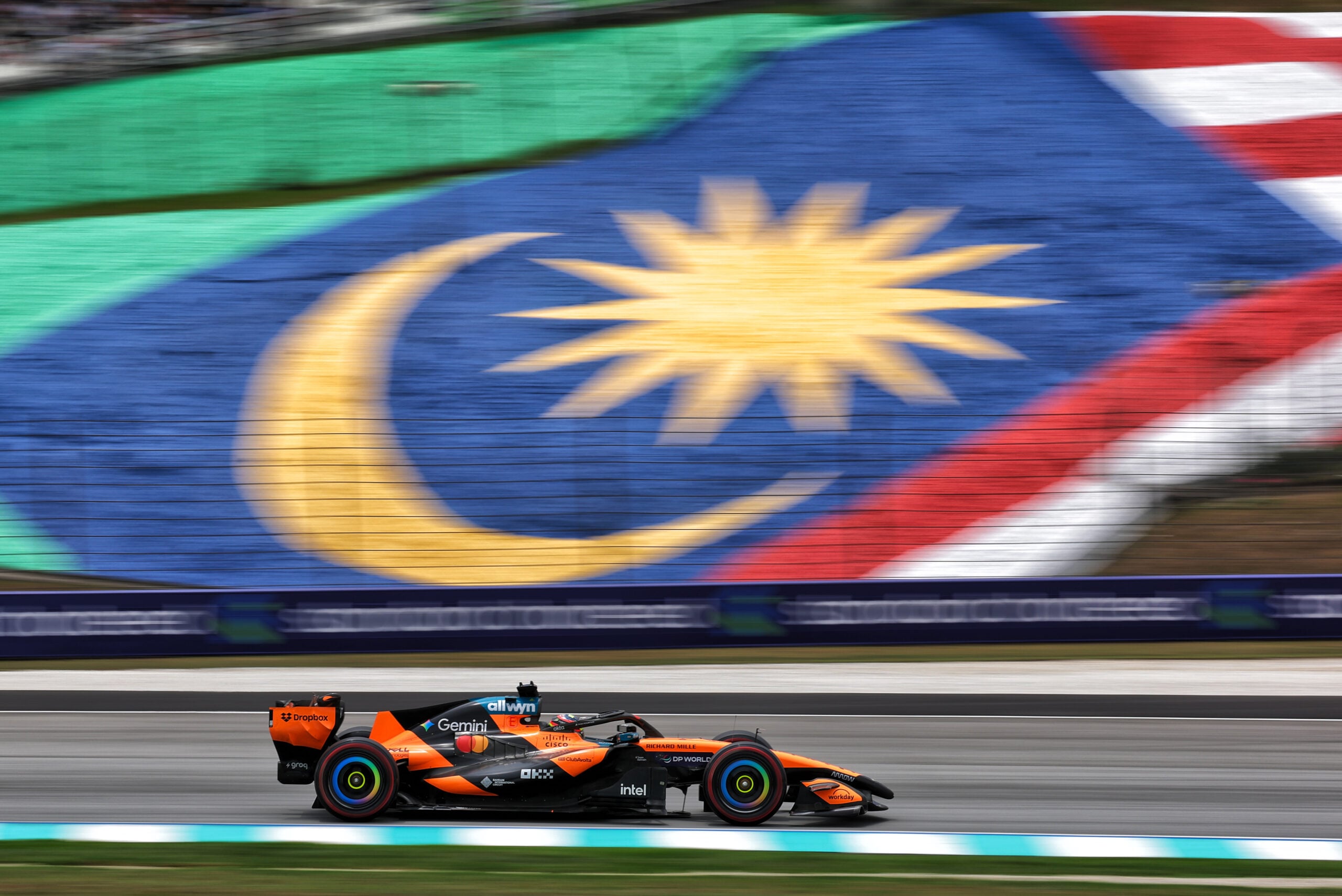 Oscar Piastri (AUS) McLaren F1 Team MCL40.