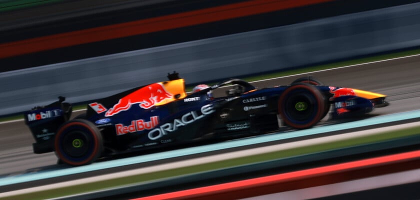 GP do Bahrein de F1 começa com atraso em Sepang após chuva forte