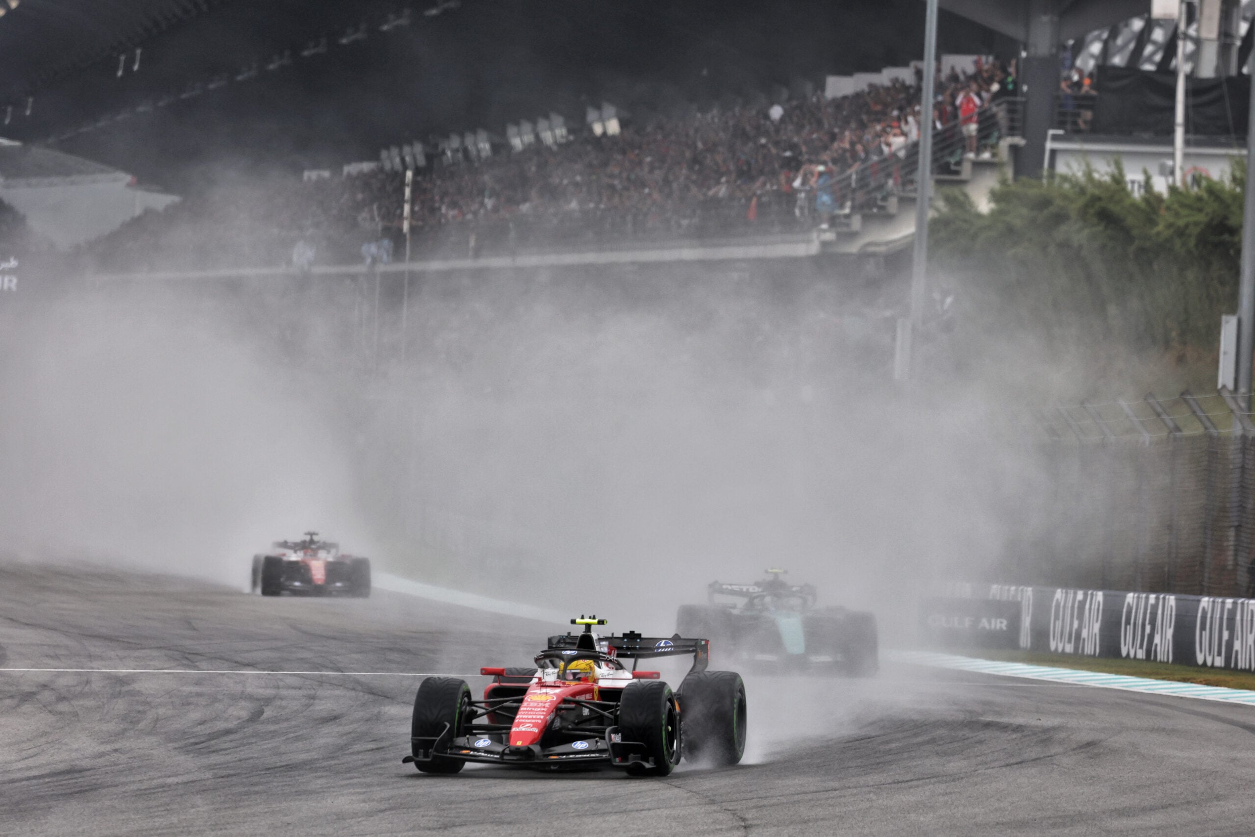 F1: Hamilton fala em corrida difícil e admite estratégia errada na largada do GP do Bahrein Lewis Hamilton (GBR) Scuderia Ferrari SF-26.