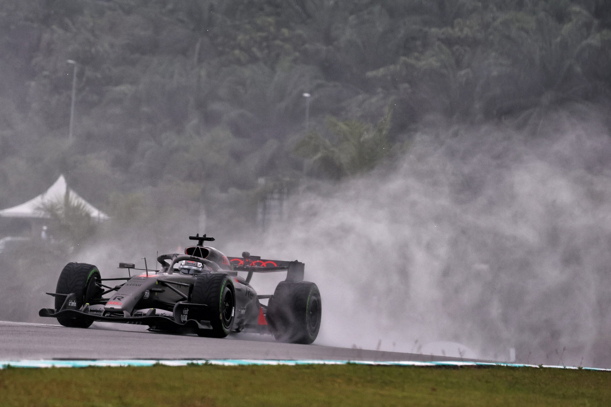 F1: Veja as melhores fotos do domingo em Sepang Nico Hulkenberg (GER) Audi F1 Team R26.