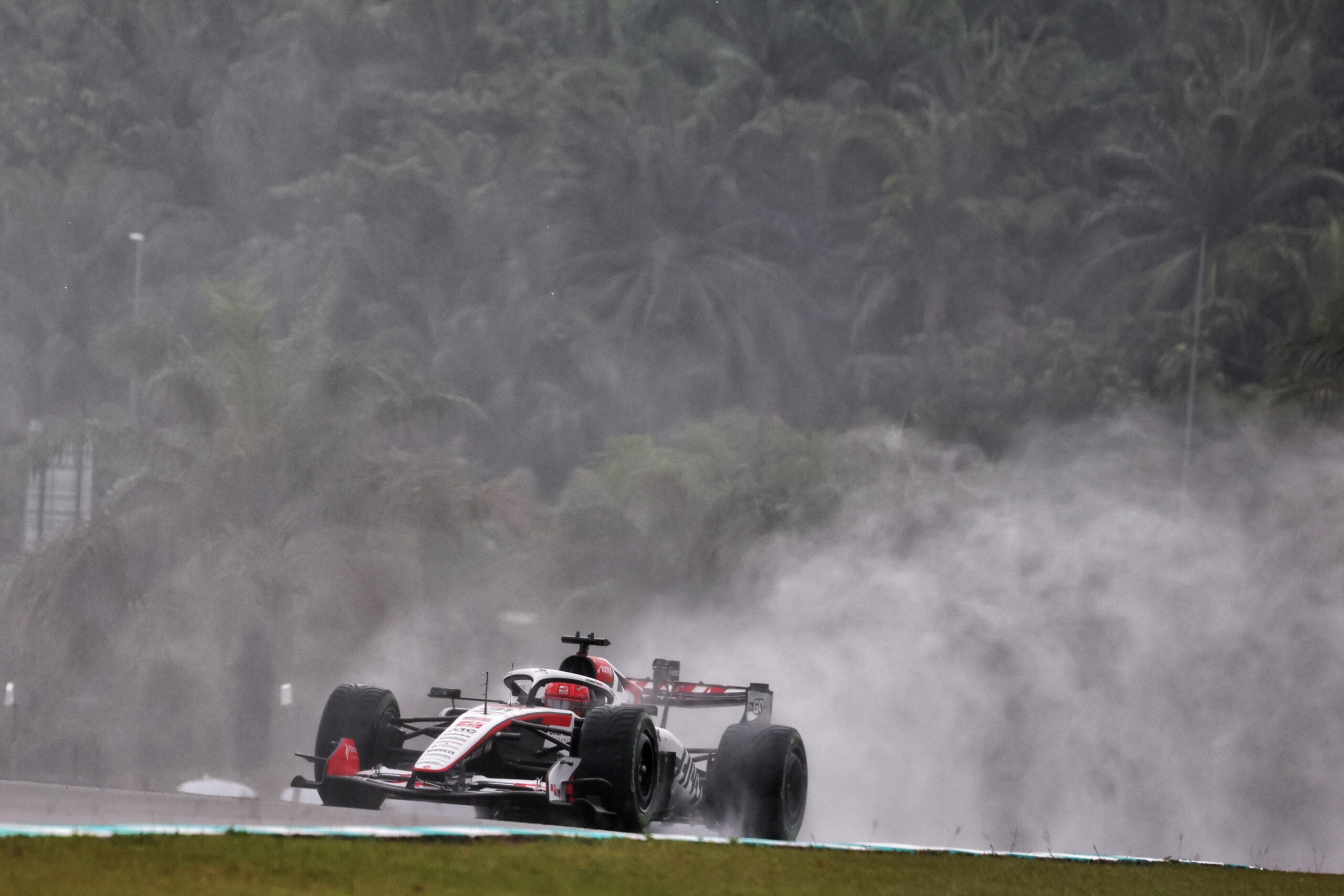 F1: Veja as melhores fotos do domingo em Sepang Esteban Ocon (FRA) Haas F1 Team VF-26.