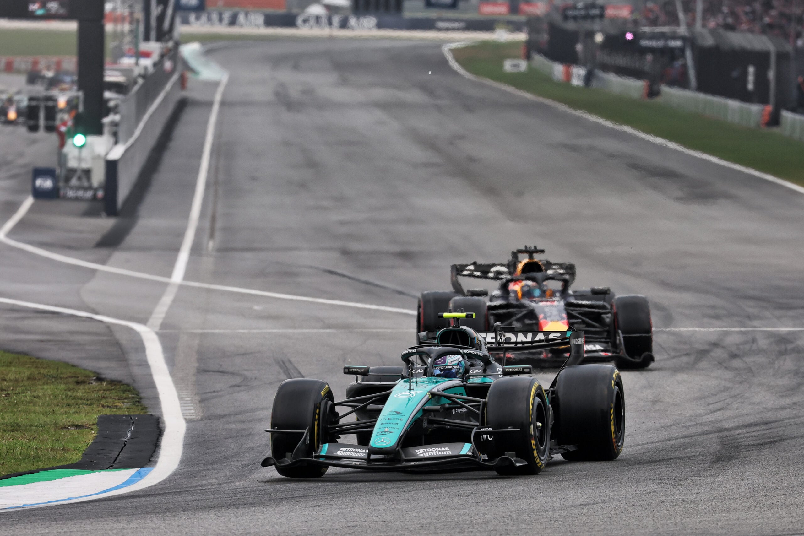F1: Veja as melhores fotos do domingo em Sepang Andrea Kimi Antonelli (ITA) Mercedes AMG Formula One Team W17 leaves the pits ahead of Max Verstappen (NLD) Red Bull Racing RB22.