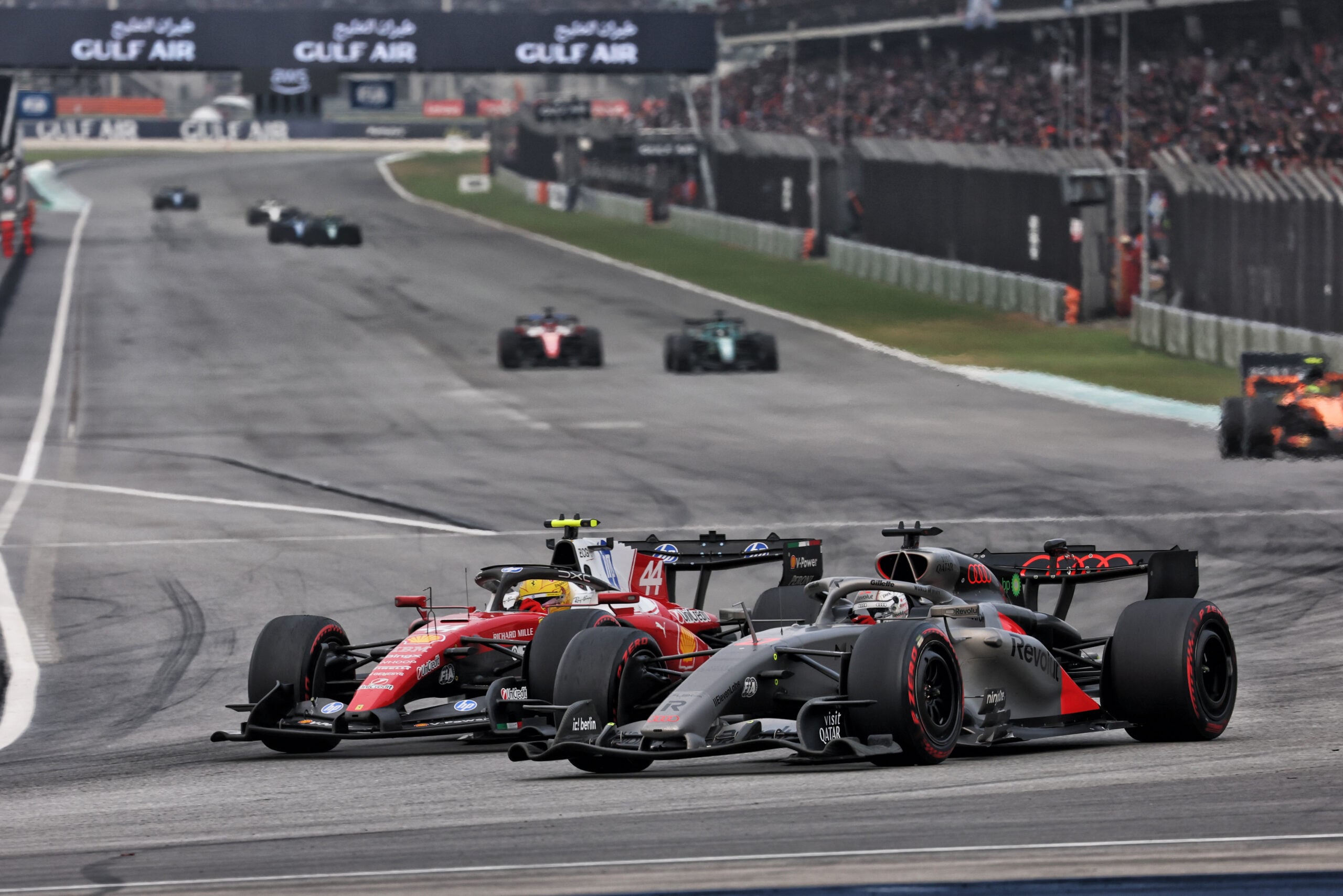 F1: Veja as melhores fotos do domingo em Sepang Nico Hulkenberg (GER) Audi F1 Team R26 and Lewis Hamilton (GBR) Scuderia Ferrari SF-26 battle for position.