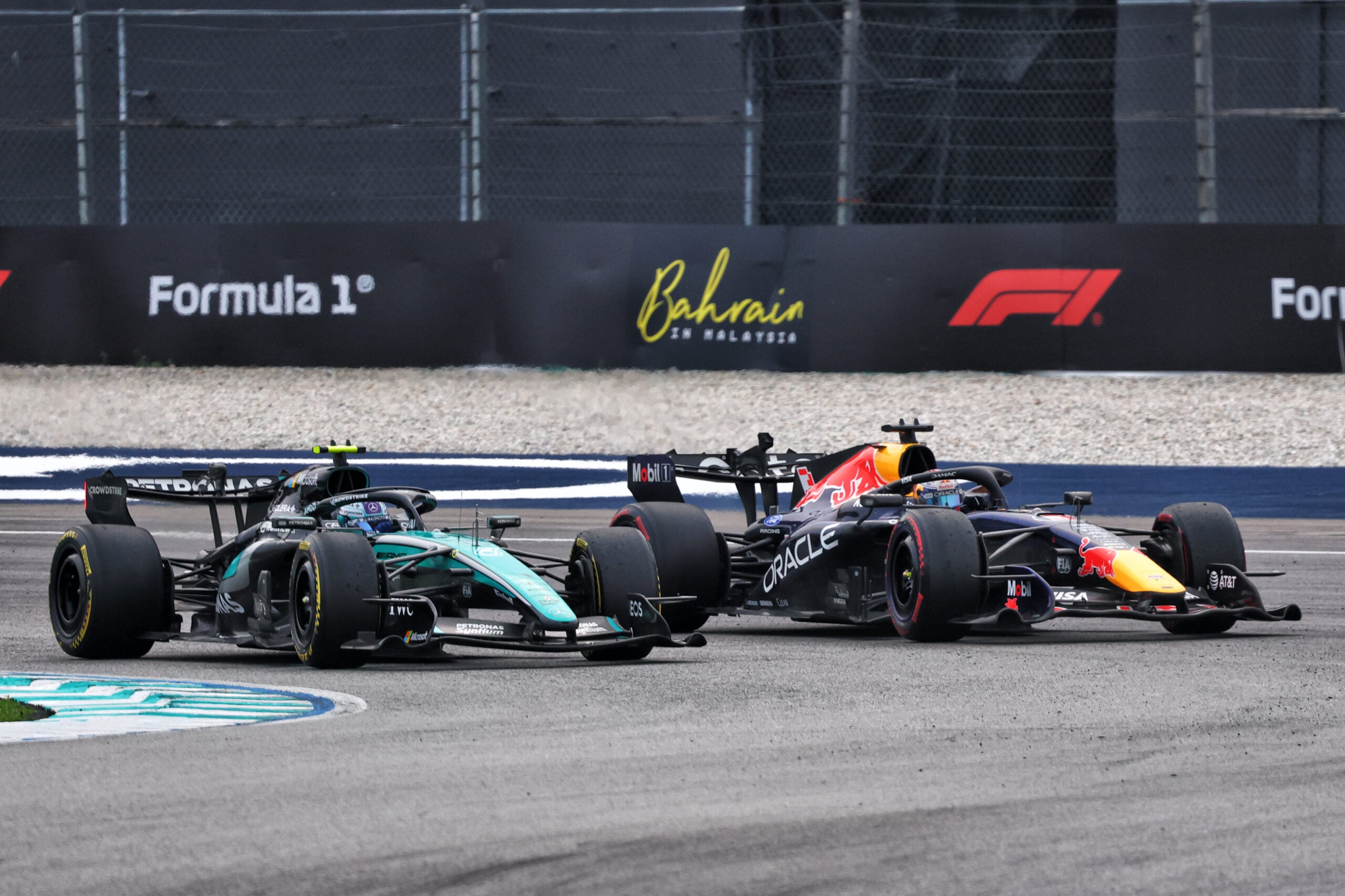 F1: Veja as melhores fotos do domingo em Sepang Andrea Kimi Antonelli (ITA) Mercedes AMG Formula One Team W17 and Max Verstappen (NLD) Red Bull Racing RB22 battled for the lead of the race.
