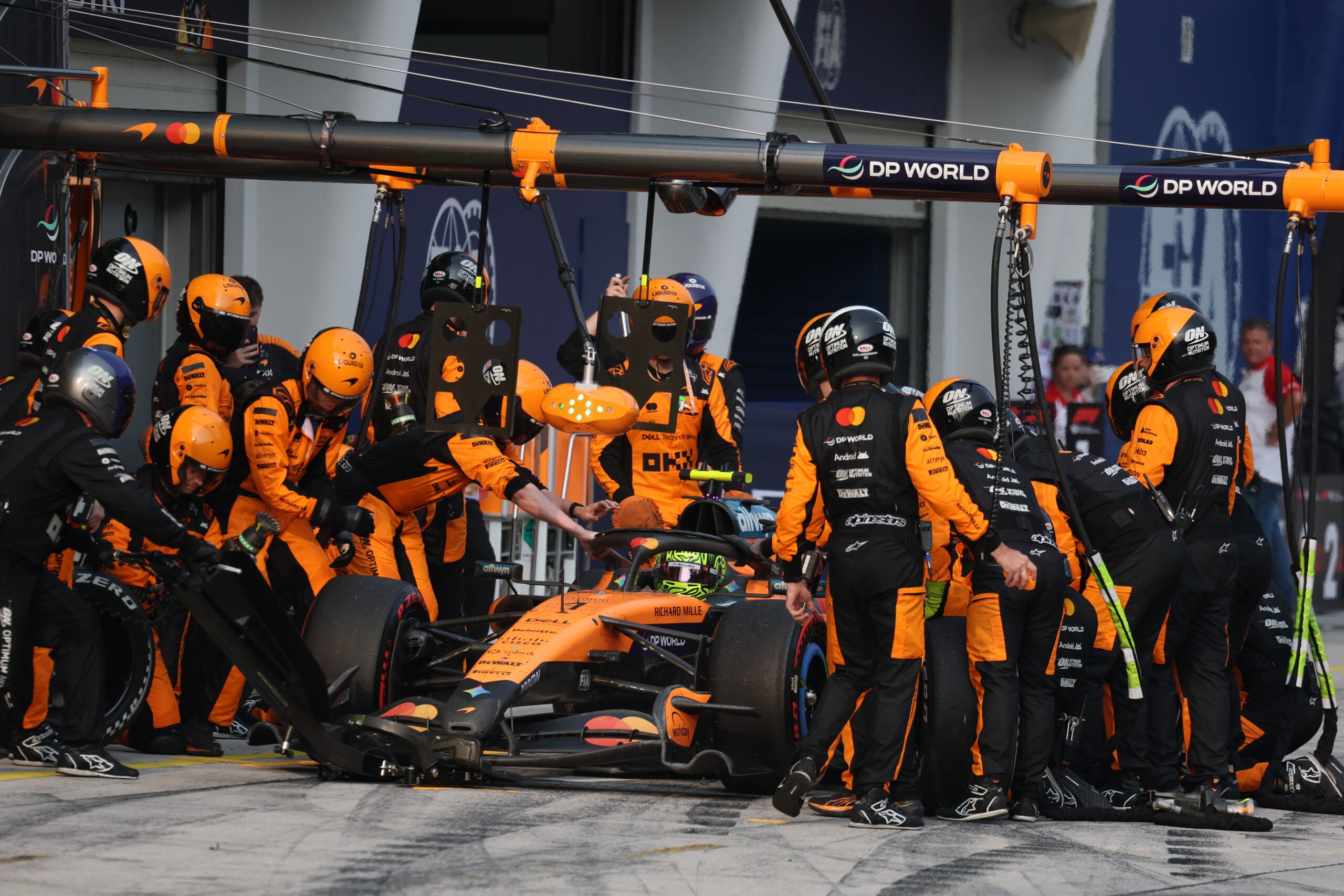 F1: Veja as melhores fotos do domingo em Sepang Lando Norris (GBR) McLaren F1 Team MCL40 makes a pit stop.