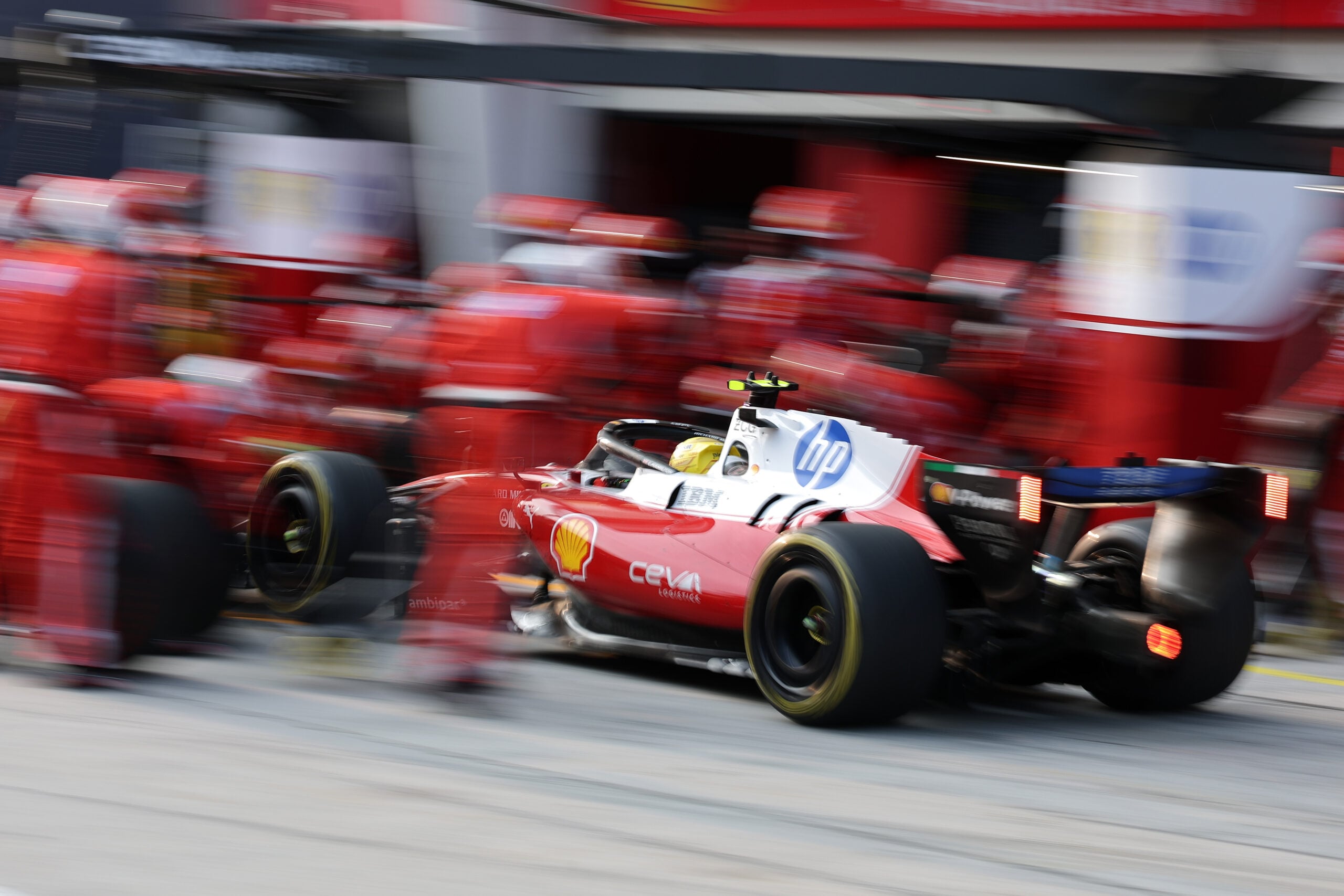 F1: Veja as melhores fotos do domingo em Sepang Lewis Hamilton (GBR) Scuderia Ferrari SF-26 makes a pit stop.