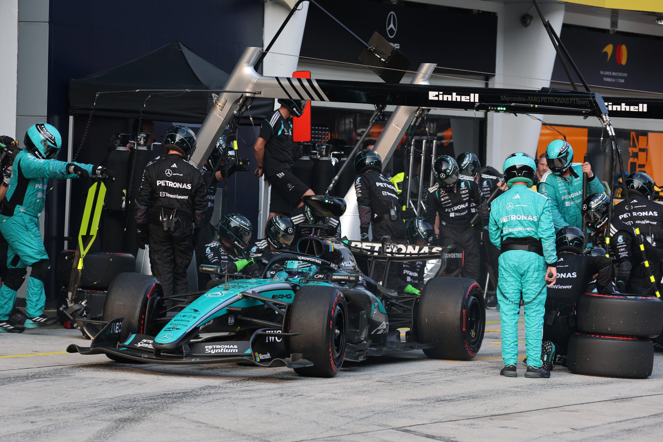 F1: Veja as melhores fotos do domingo em Sepang George Russell (GBR) Mercedes AMG Formula One Team W17 makes a pit stop.