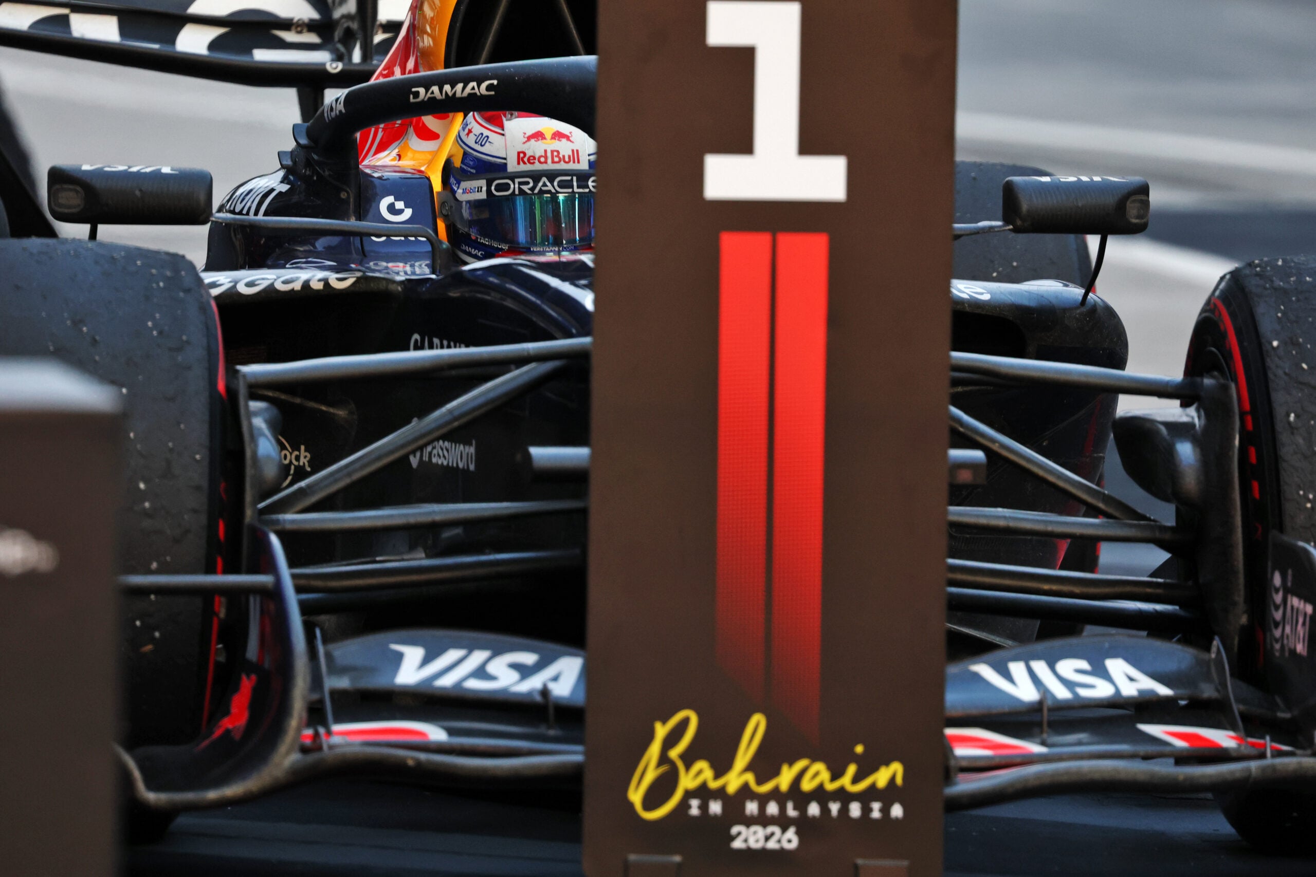 F1: Veja as melhores fotos do domingo em Sepang Race winner Max Verstappen (NLD) Red Bull Racing RB22 in parc ferme.