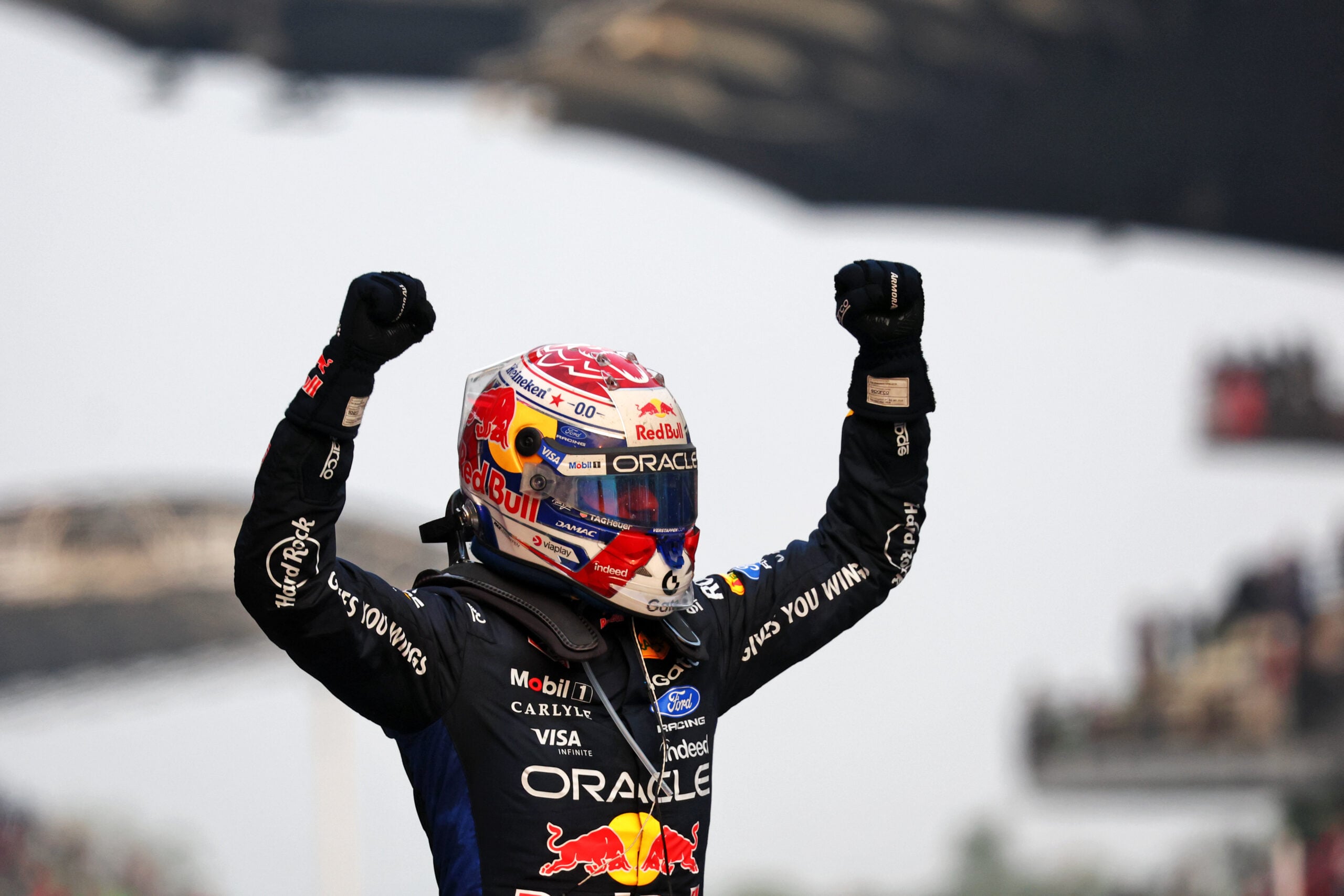 F1: Veja as melhores fotos do domingo em Sepang Race winner Max Verstappen (NLD) Red Bull Racing celebrates in parc ferme.