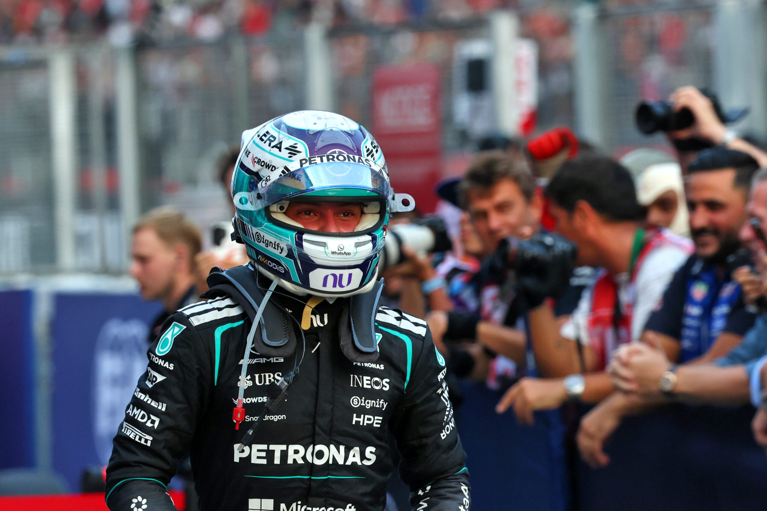 F1: Veja as melhores fotos do domingo em Sepang Andrea Kimi Antonelli (ITA) Mercedes AMG Formula One Team celebrates his second position in parc ferme.
