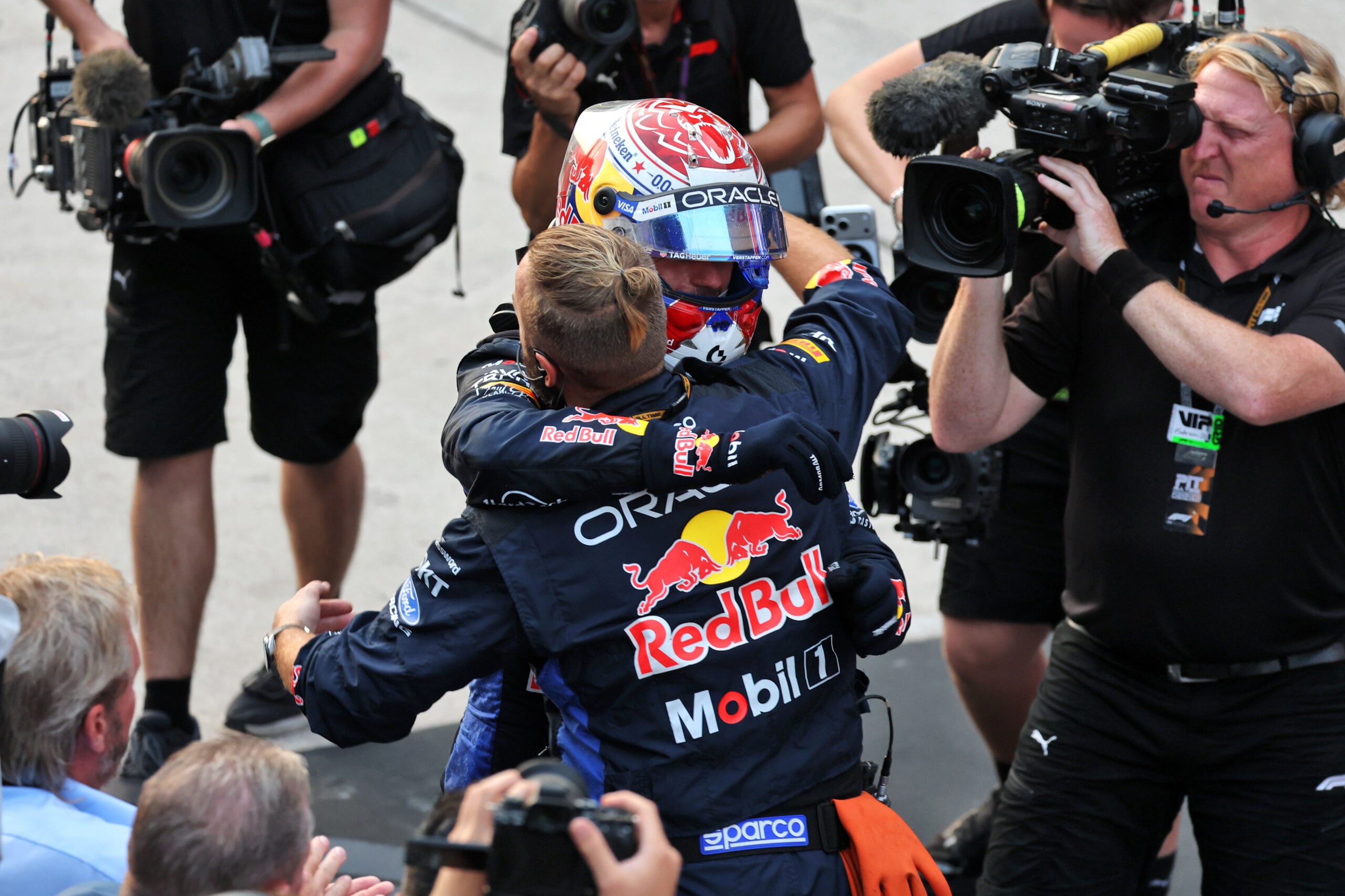 F1: Veja as melhores fotos do domingo em Sepang Race winner Max Verstappen (NLD) Red Bull Racing celebrates in parc ferme with the team.