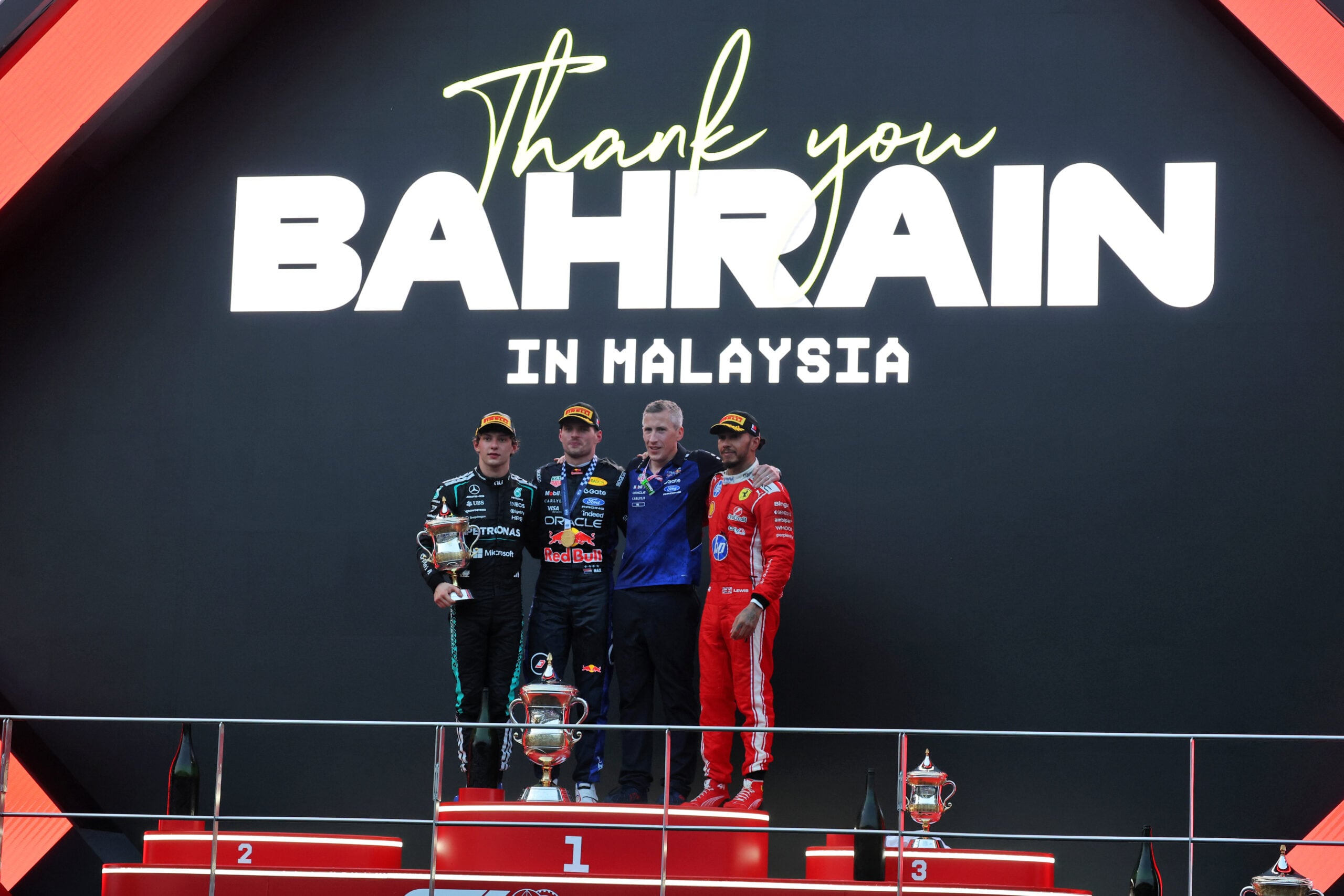 F1: Veja as melhores fotos do domingo em Sepang The podium (L to R): Andrea Kimi Antonelli (ITA) Mercedes AMG Formula One Team, second; Max Verstappen (NLD) Red Bull Racing, race winner; Lewis Hamilton (GBR) Scuderia Ferrari, third.