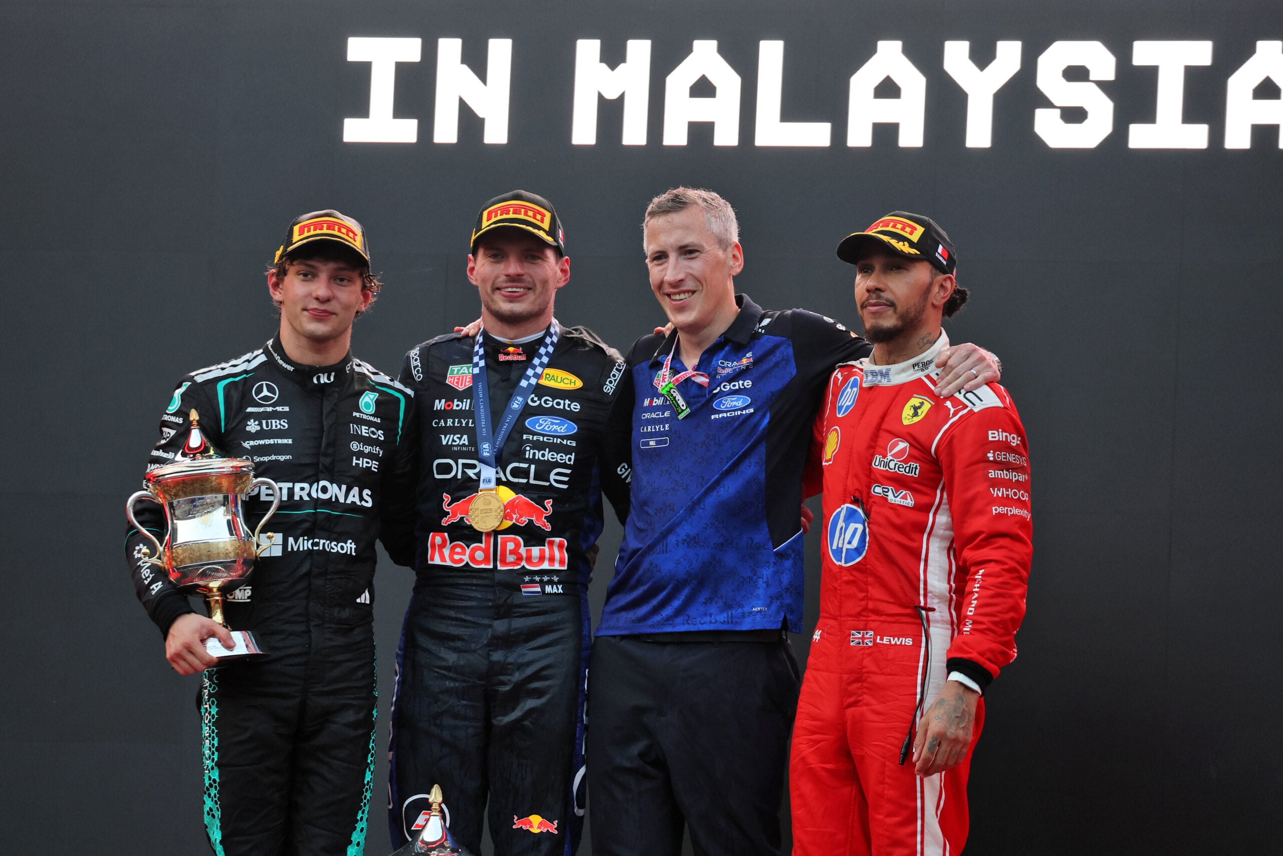 F1: Veja as melhores fotos do domingo em Sepang The podium (L to R): Andrea Kimi Antonelli (ITA) Mercedes AMG Formula One Team, second; Max Verstappen (NLD) Red Bull Racing, race winner; Lewis Hamilton (GBR) Scuderia Ferrari, third.