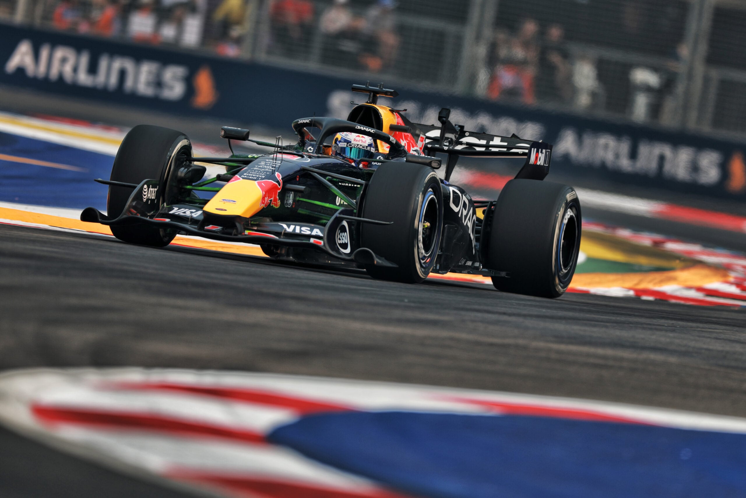 F1: Verstappen é chamado pelos comissários após incidente em Singapura Max Verstappen (NLD) Red Bull Racing RB22.