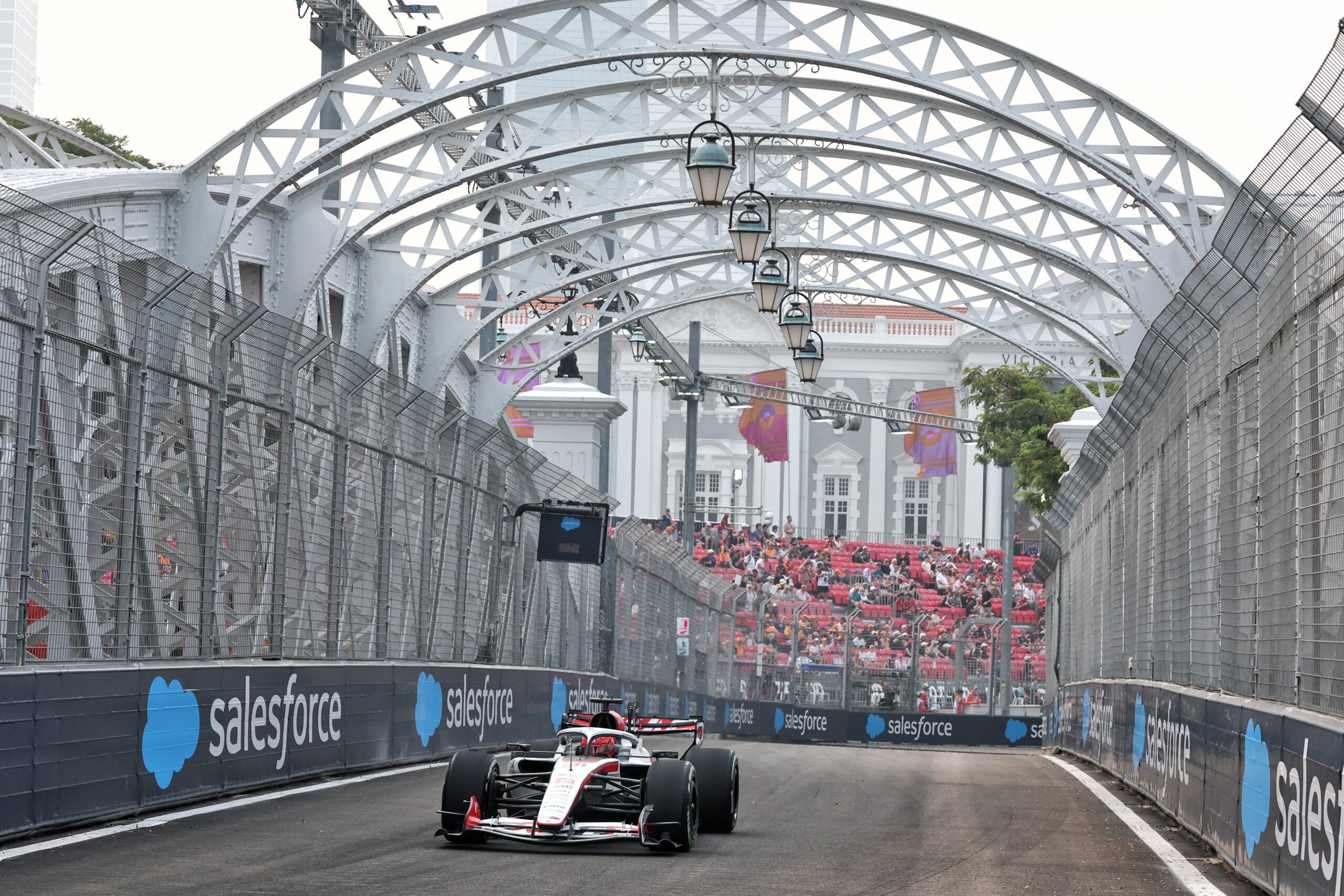 F1: Bearman vê Haas perto do SQ3 e mira pontos em Singapura Esteban Ocon (FRA) Haas F1 Team VF-26.