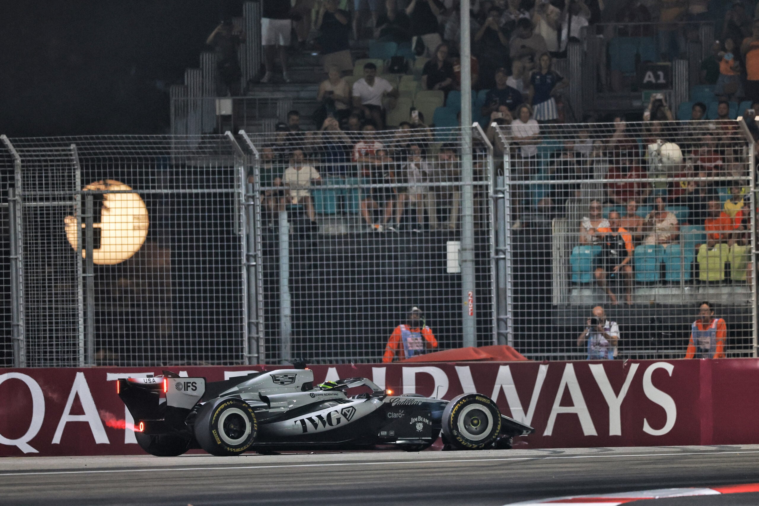 F1: Perez explica seu acidente na classificação Sprint em Singapura Sergio Perez (MEX) Cadillac Formula 1 Team MAC-26 with a broken front wing.