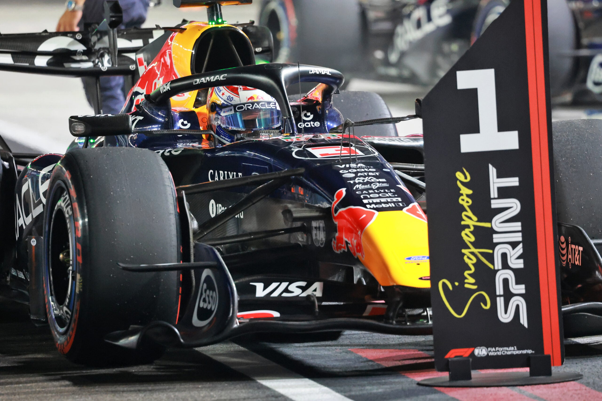 F1: Brundle diz que problema na classificação Sprint em Singapura foi "constrangedor" Pole sitter Max Verstappen (NLD) Red Bull Racing RB22 in Sprint qualifying parc ferme.
