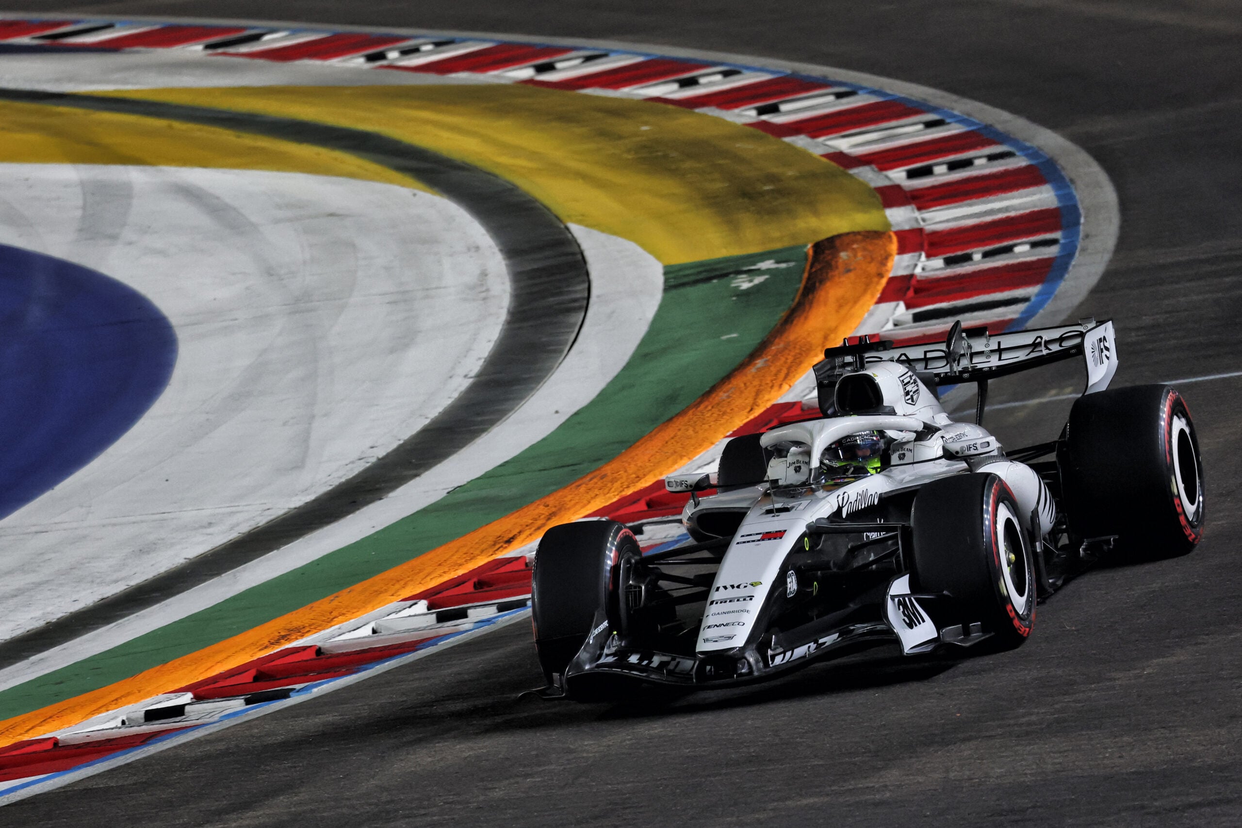 F1: Pérez critica teto de gastos em meio a debate sobre mudanças para 2027 Sergio Perez (MEX) Cadillac Formula 1 Team MAC-26.