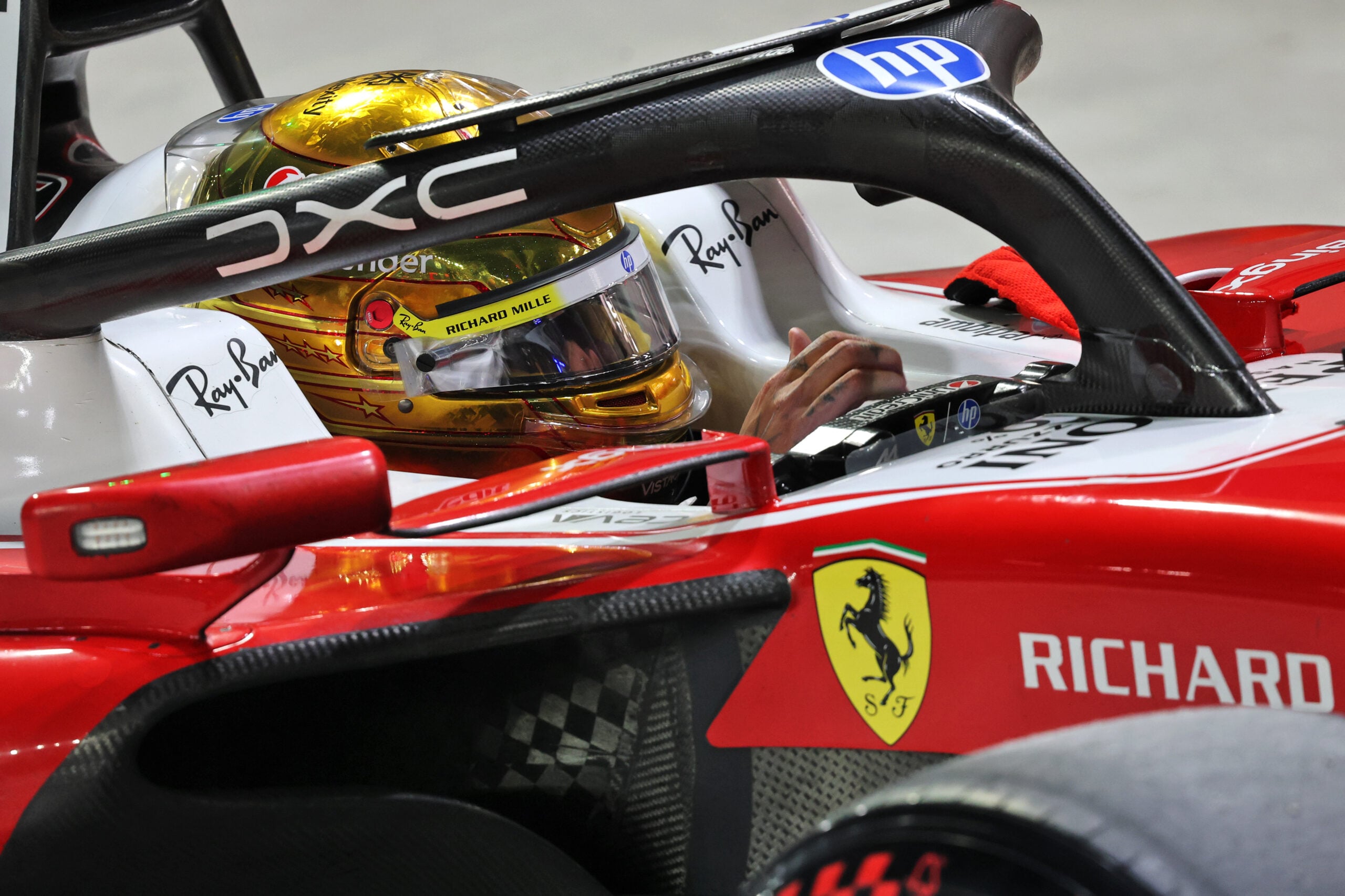 F1: Ferrari vê "boa base para evoluir" após classificação em Singapura: "Prontos para disputar" Lewis Hamilton (GBR) Scuderia Ferrari SF-26 in qualifying parc ferme.