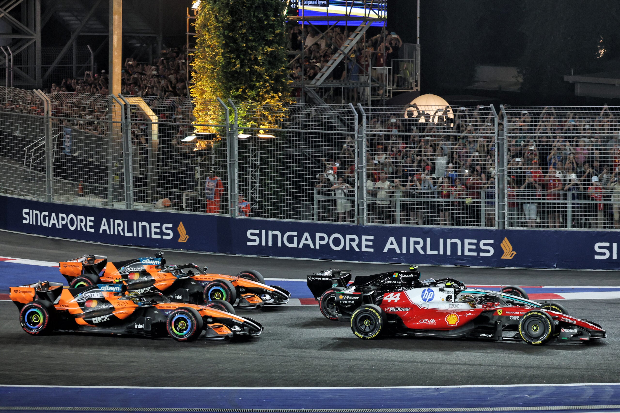 F1: Hamilton visita centro médico por mal-estar após GP de Singapura Lewis Hamilton (GBR) Scuderia Ferrari SF-26 and Andrea Kimi Antonelli (ITA) Mercedes AMG Formula One Team W17 at the start of the race.