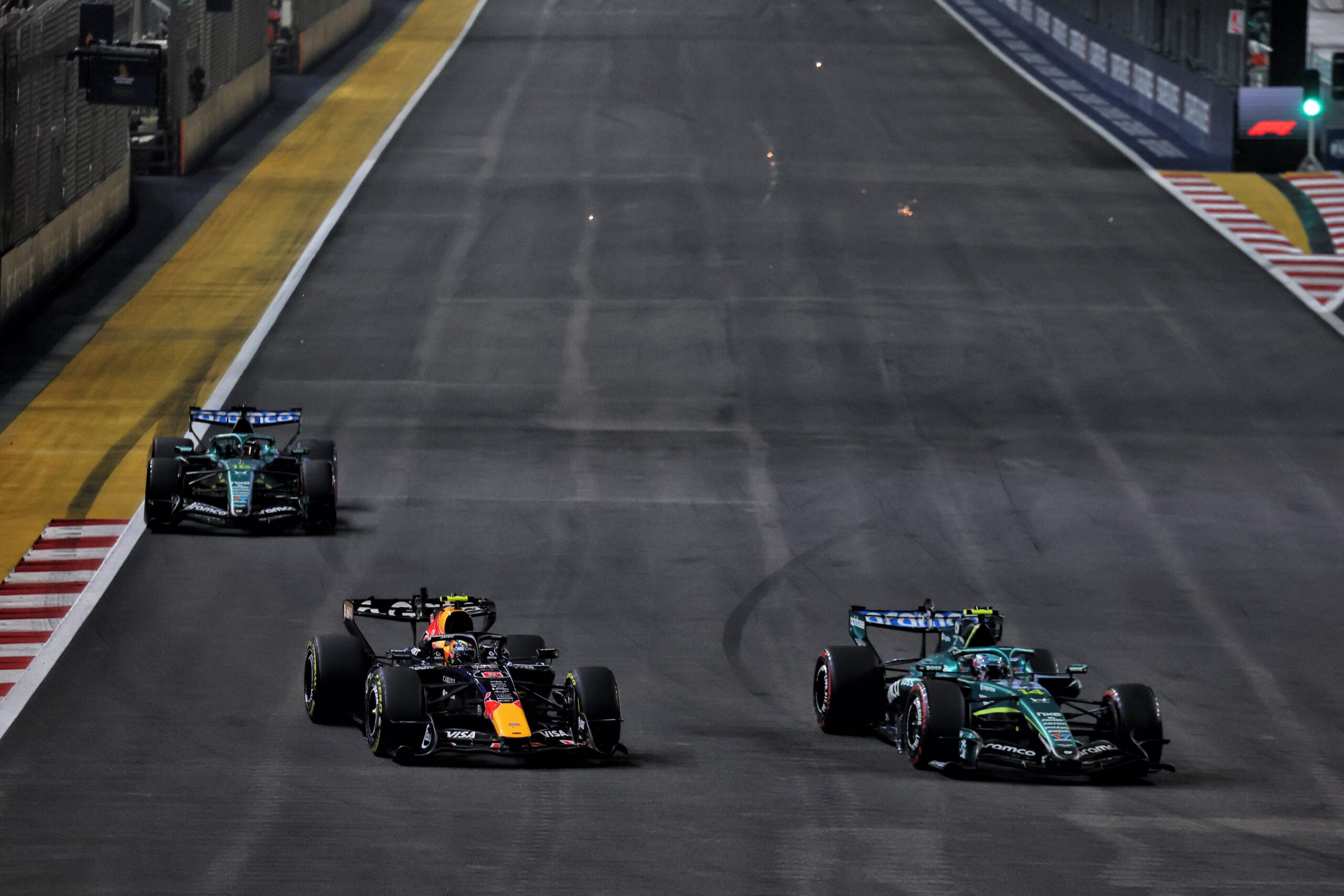 F1: Alonso desabafa sobre motor Honda no rádio durante GP de Singapura Isack Hadjar (FRA) Red Bull Racing RB22 and Fernando Alonso (ESP) Aston Martin F1 Team AMR26 battle for position.