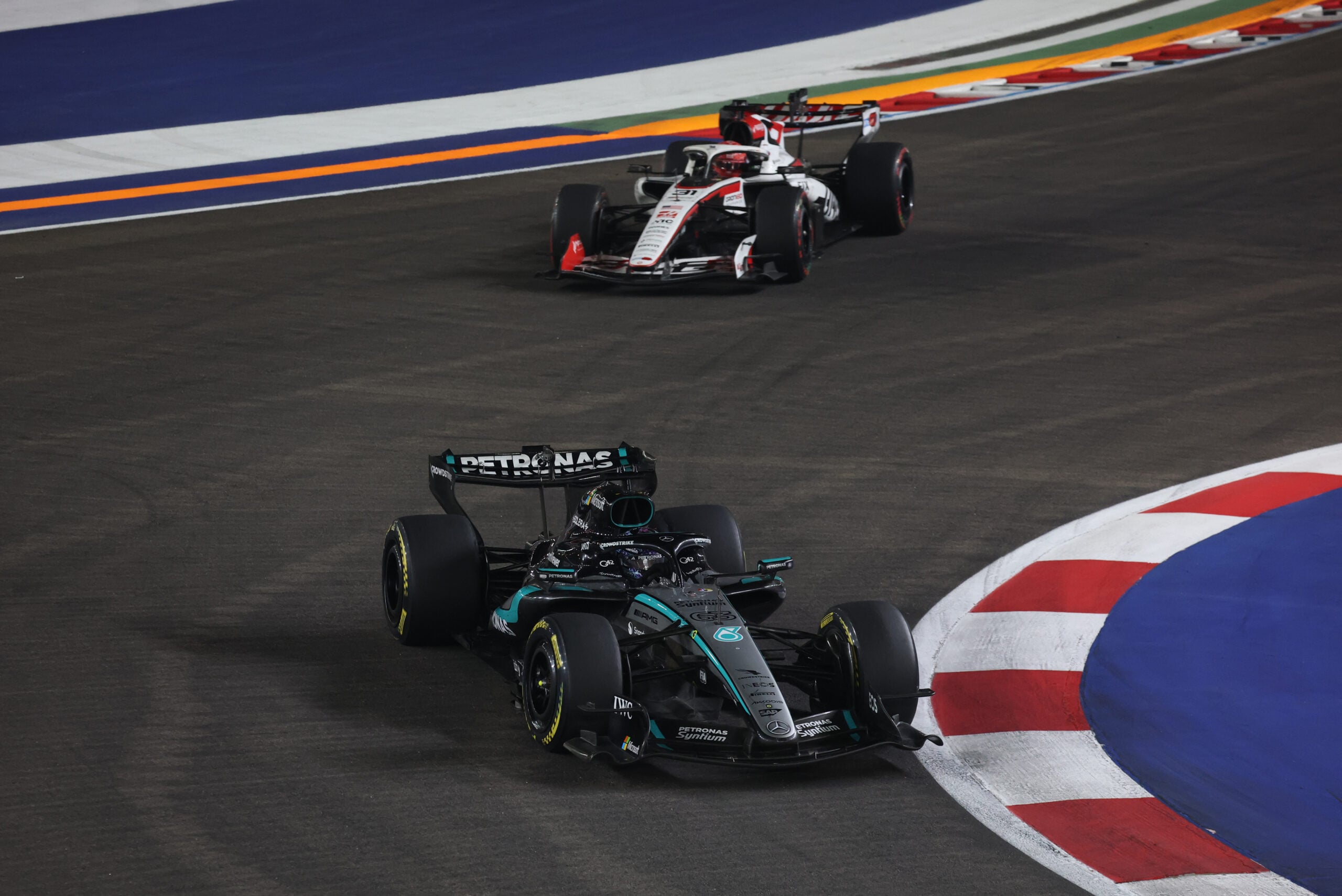 F1: Batida de Russell na sprint de Singapura esgotou estoque de peças da Mercedes George Russell (GBR) Mercedes AMG Formula One Team W17.