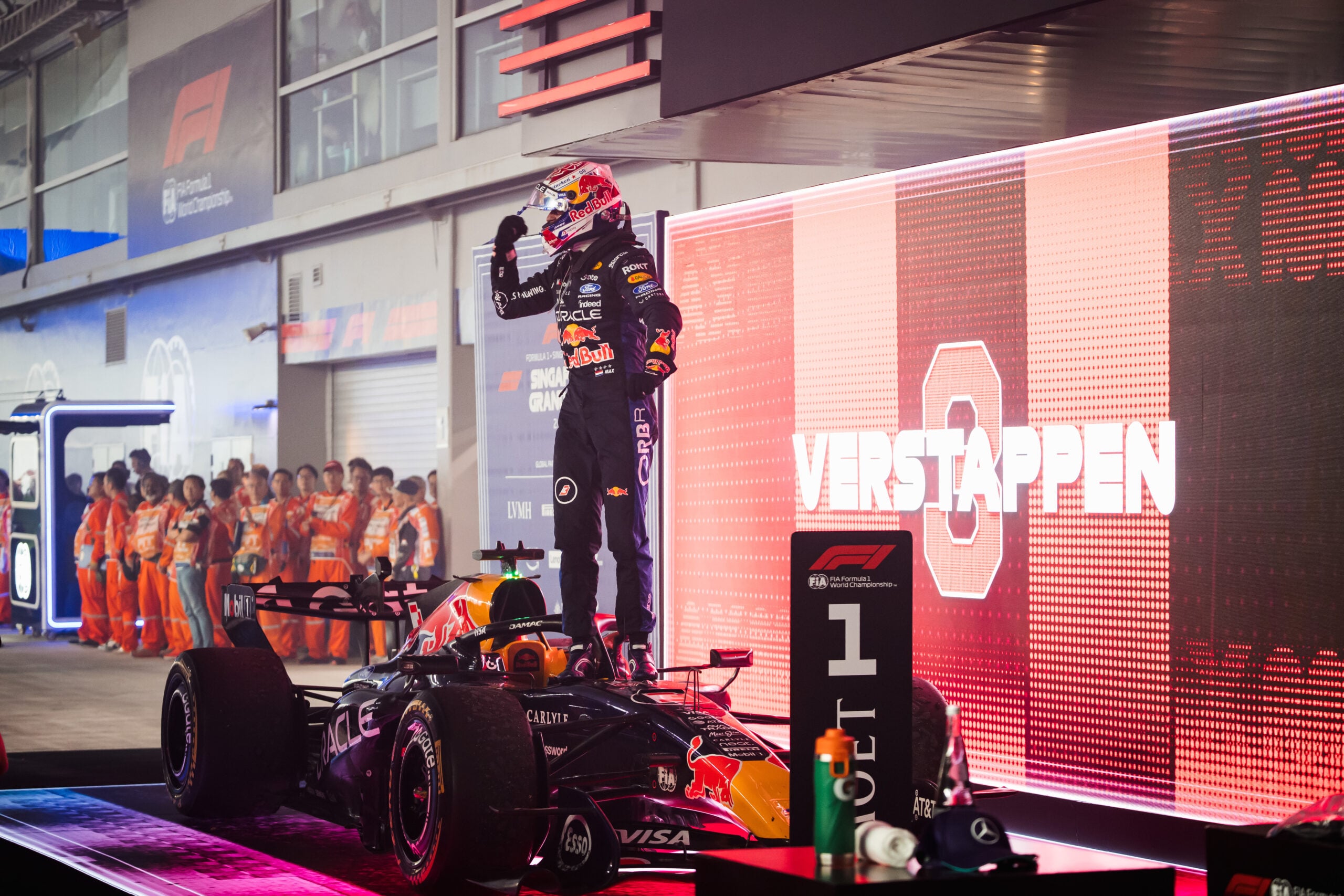 F1: Russell reconhece vantagem da Red Bull após sequência de vitórias Race winner Max Verstappen (NLD) Red Bull Racing RB22 celebrates in parc ferme.
