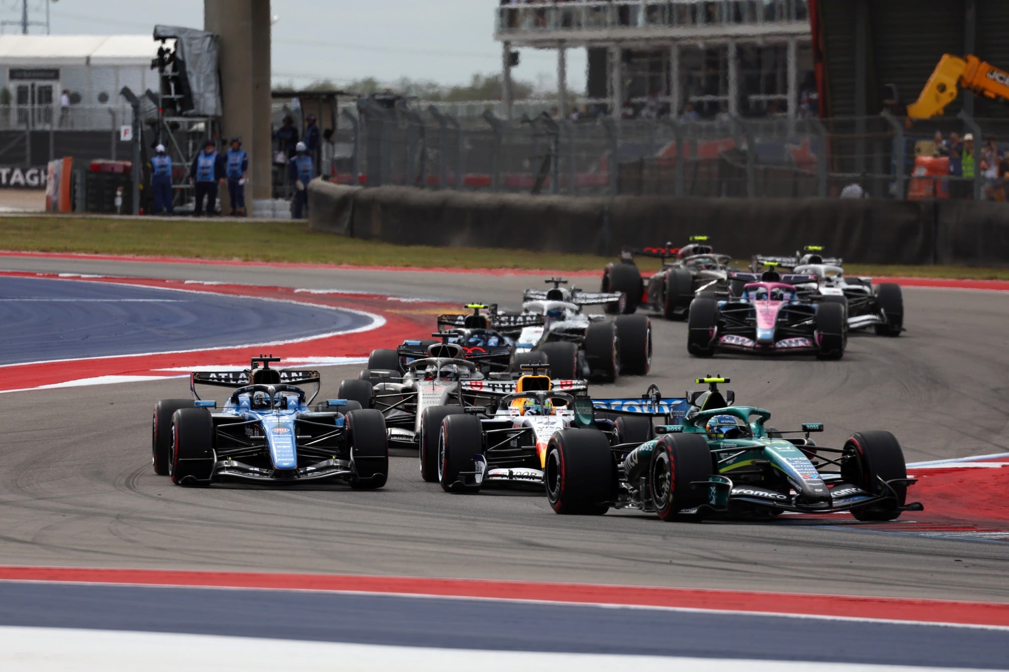 Fernando Alonso (ESP) Aston Martin F1 Team AMR26 at the start of the race.